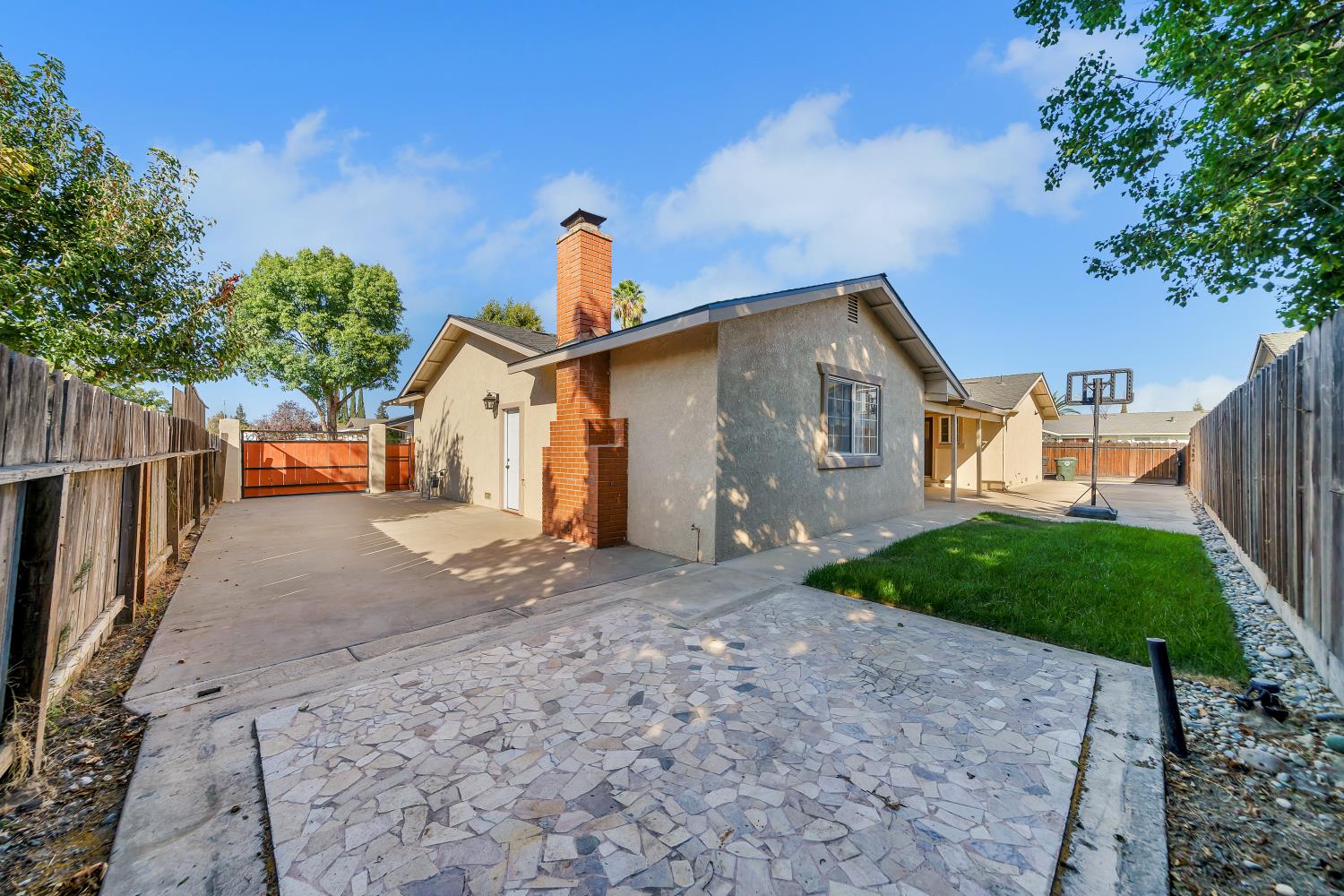 594 Parkwood Dr, Manteca, CA 95336
