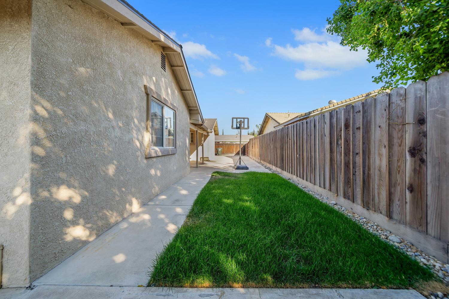 594 Parkwood Dr, Manteca, CA 95336
