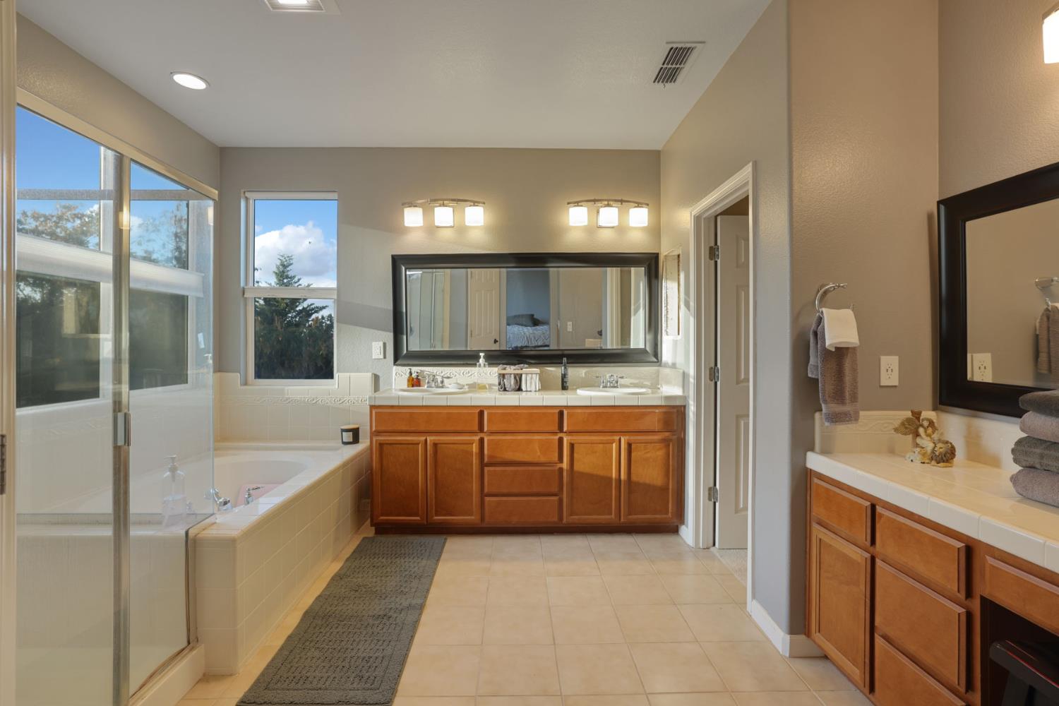 1725 Luna Bella Ln, Manteca, CA 95337