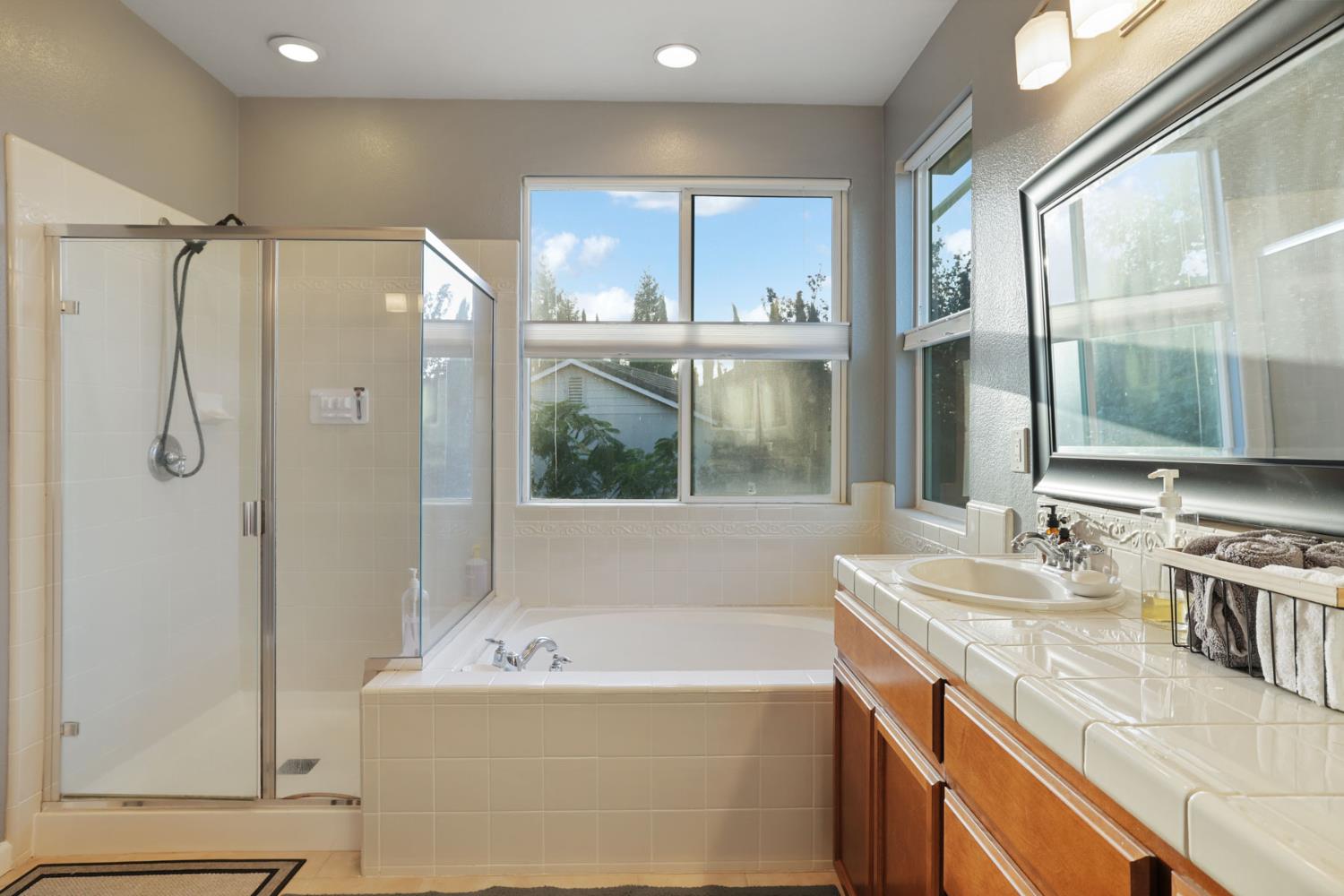 1725 Luna Bella Ln, Manteca, CA 95337