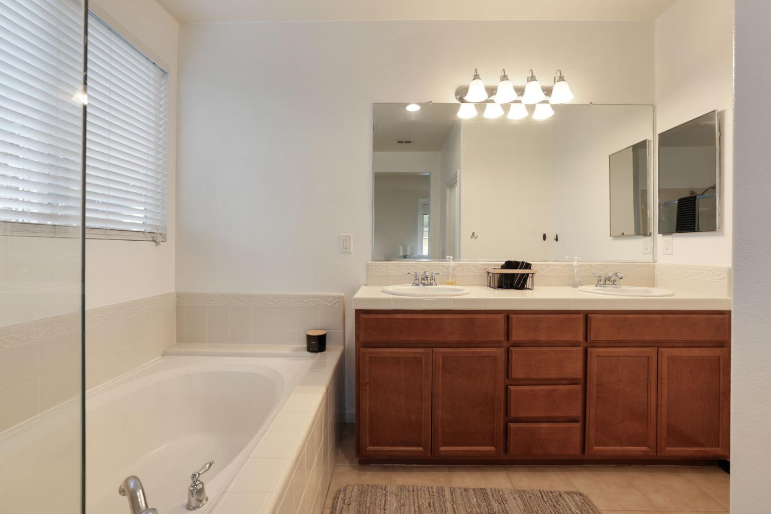 1725 Luna Bella Ln, Manteca, CA 95337