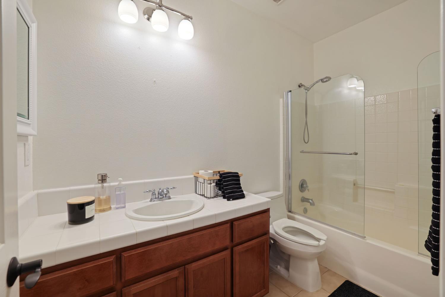 1725 Luna Bella Ln, Manteca, CA 95337