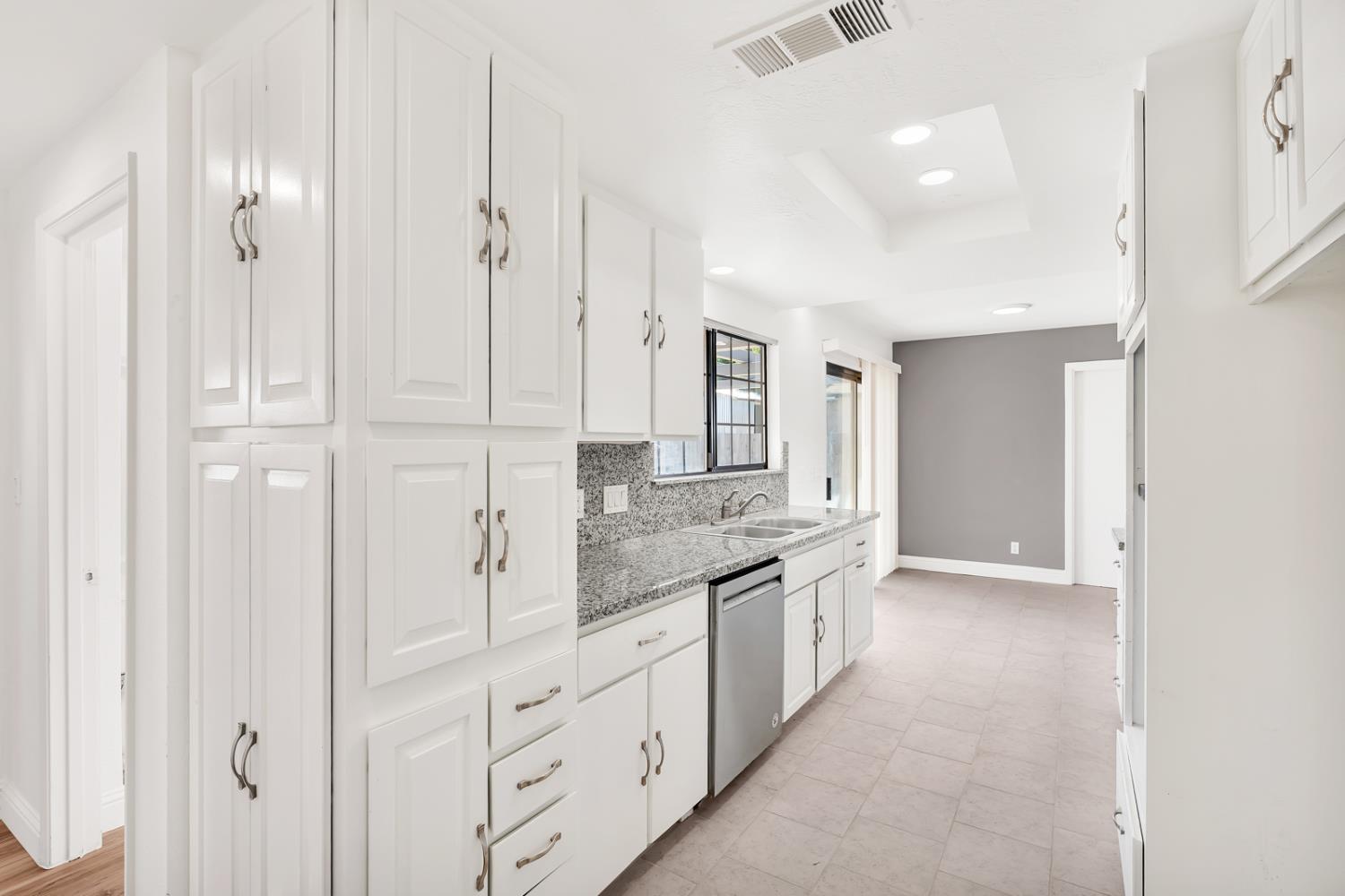 1542 Cypress Pl, Los Banos, CA 93635