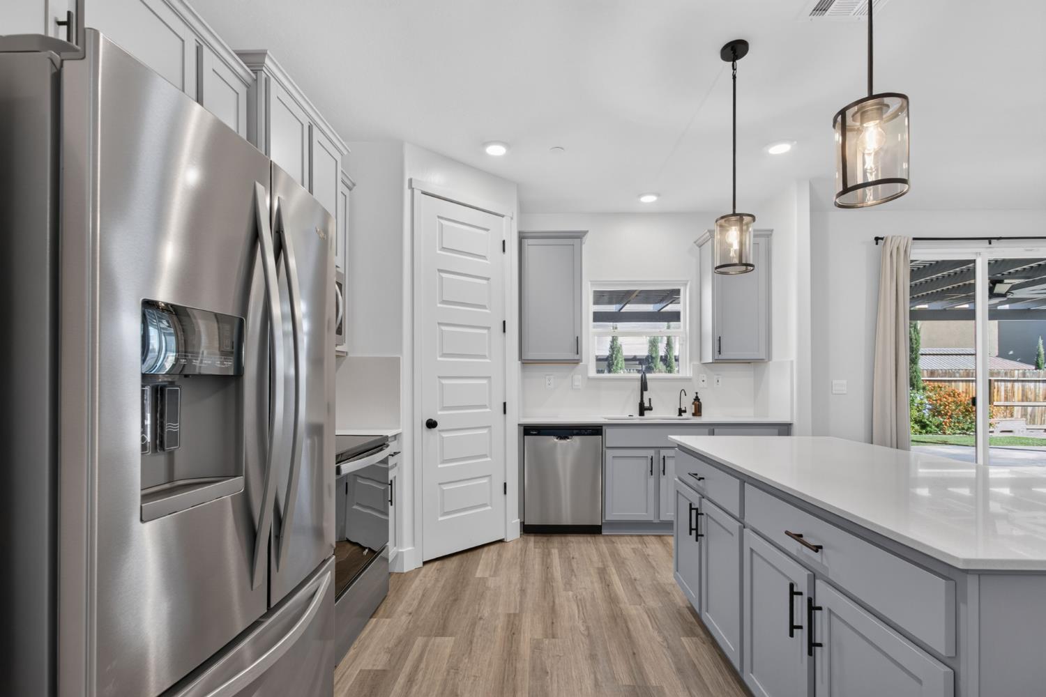 392 Broadstone Ct, Los Banos, CA 93635