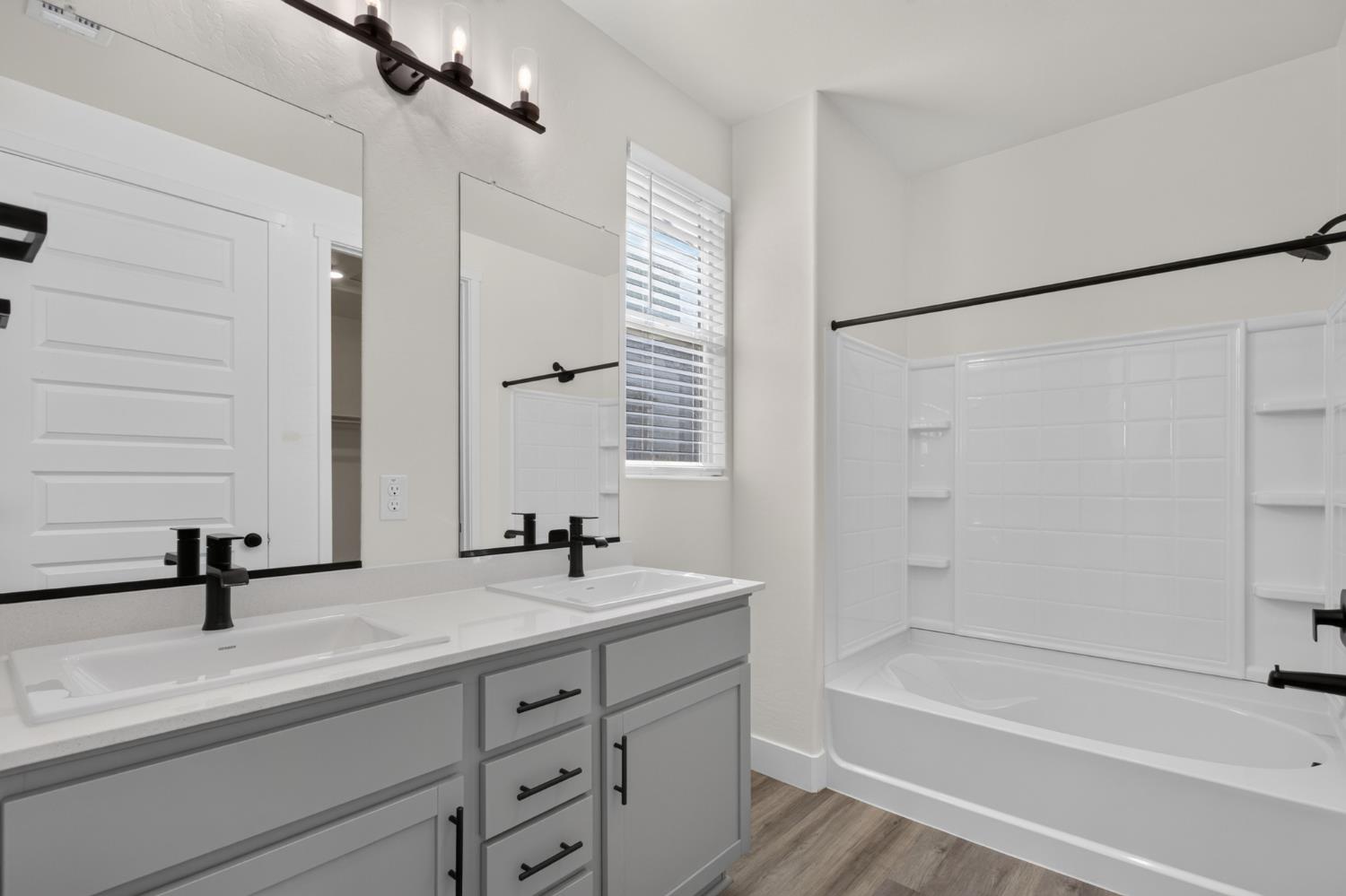 392 Broadstone Ct, Los Banos, CA 93635