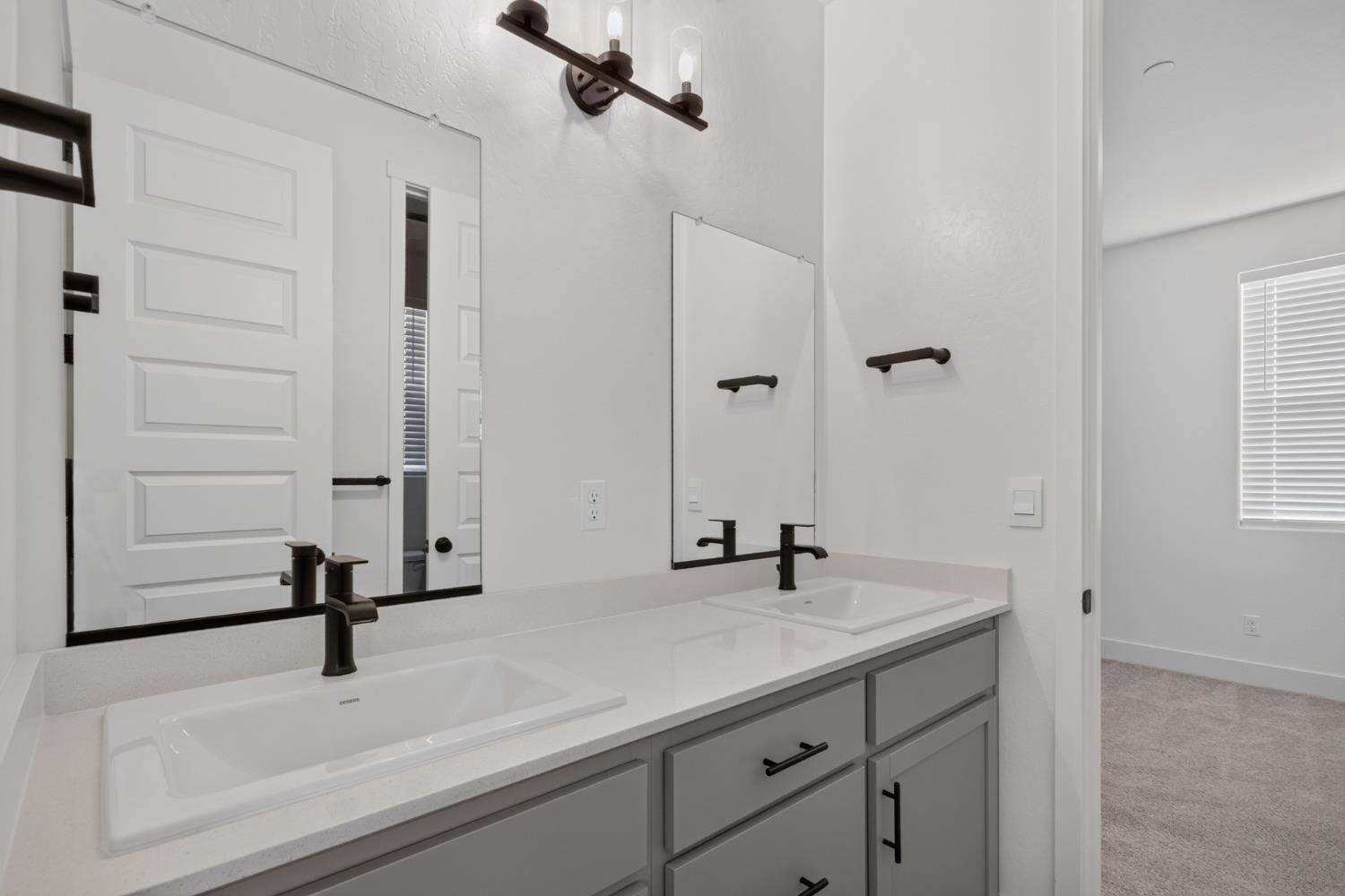 392 Broadstone Ct, Los Banos, CA 93635