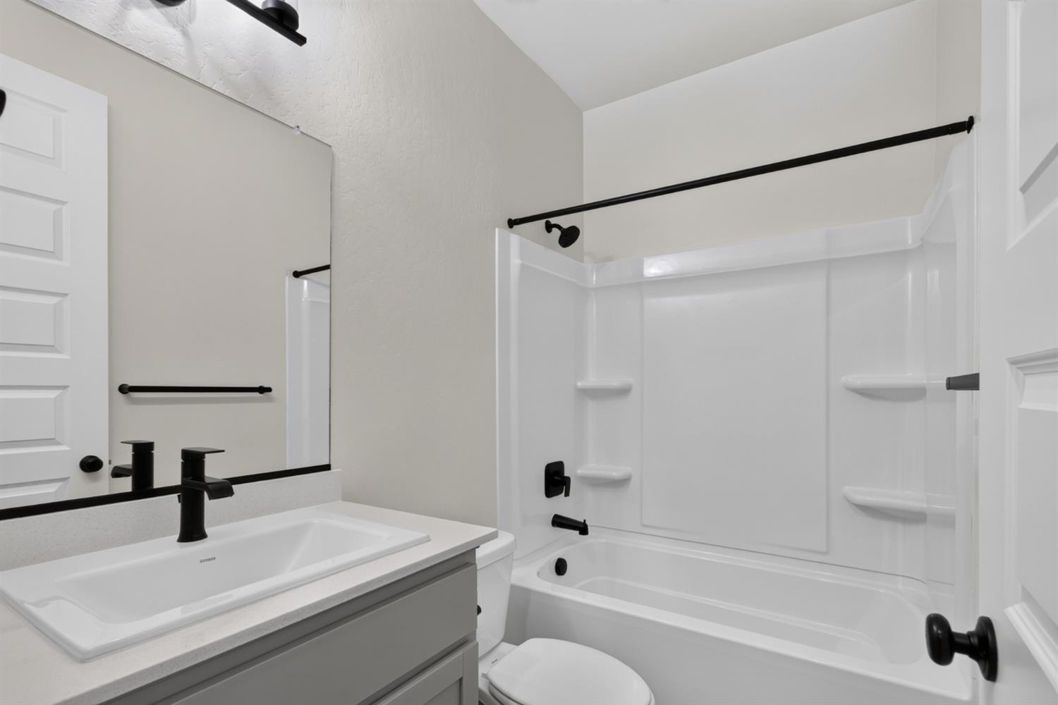392 Broadstone Ct, Los Banos, CA 93635
