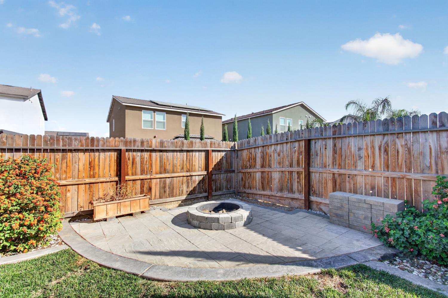 392 Broadstone Ct, Los Banos, CA 93635