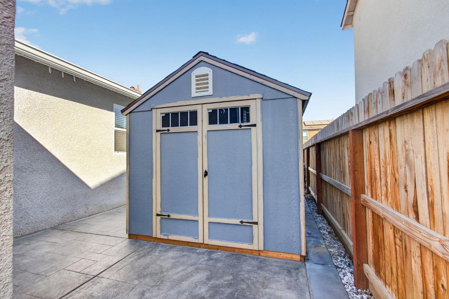 392 Broadstone Ct, Los Banos, CA 93635