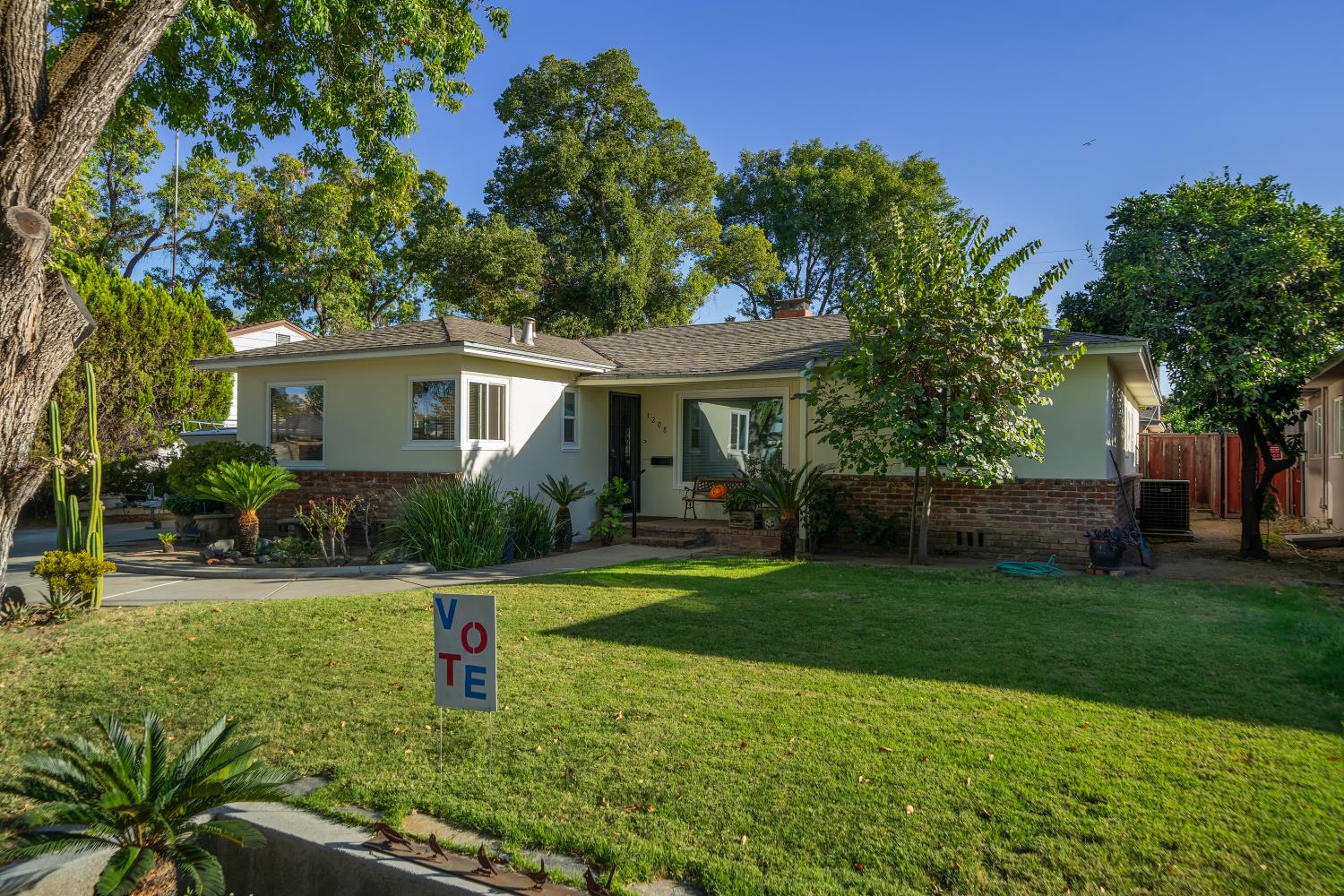 1208 E Morris Ave, Modesto, CA 95350
