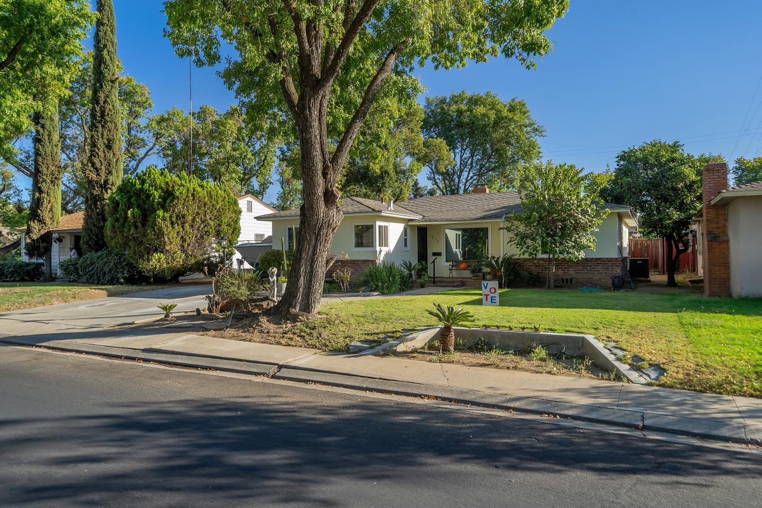 1208 E Morris Ave, Modesto, CA 95350