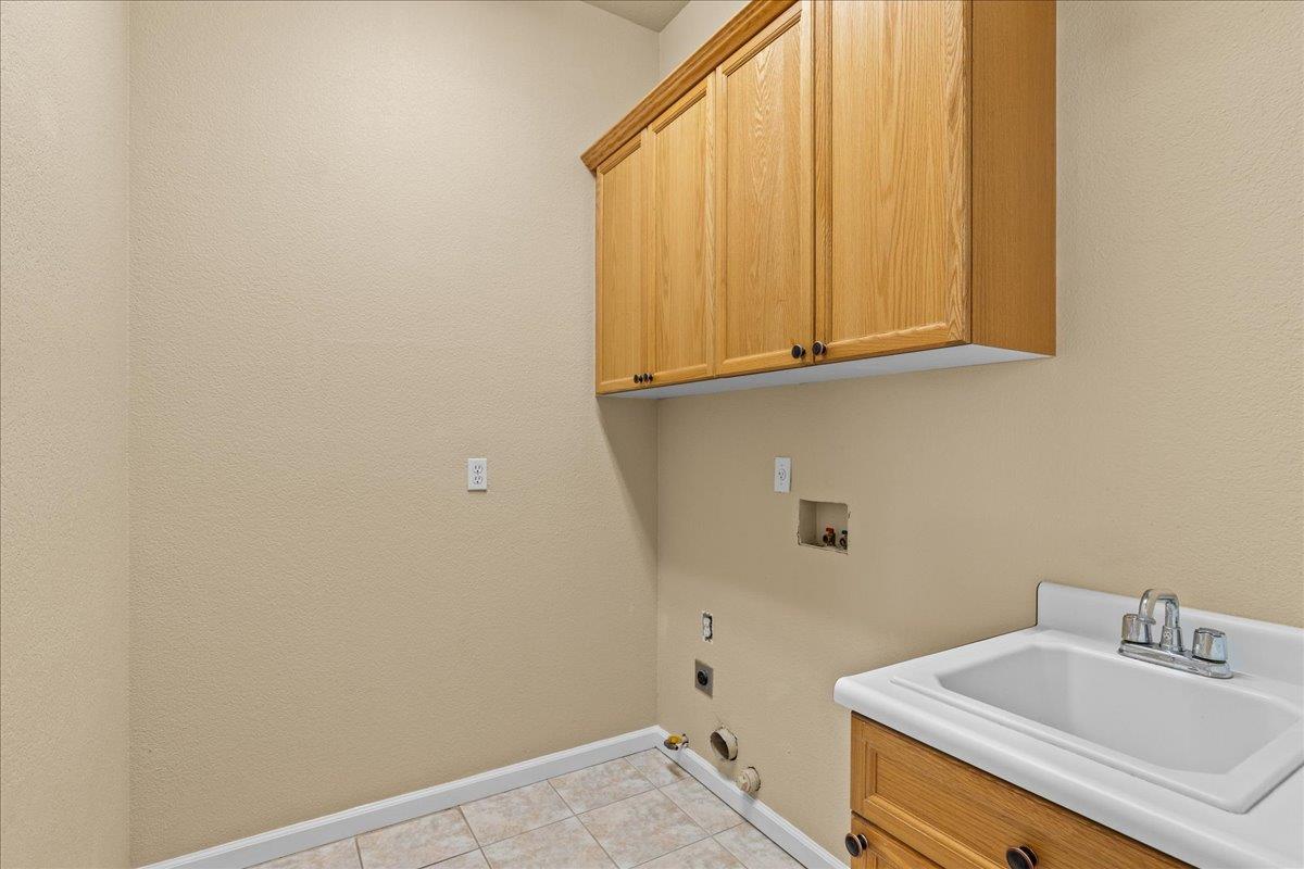 723 Almondcrest Ct, Oakdale, CA 95361
