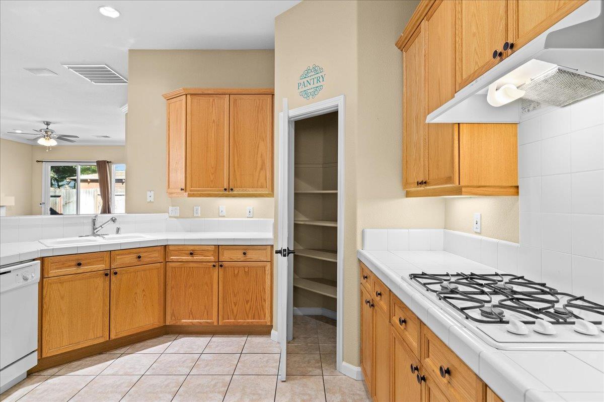 723 Almondcrest Ct, Oakdale, CA 95361