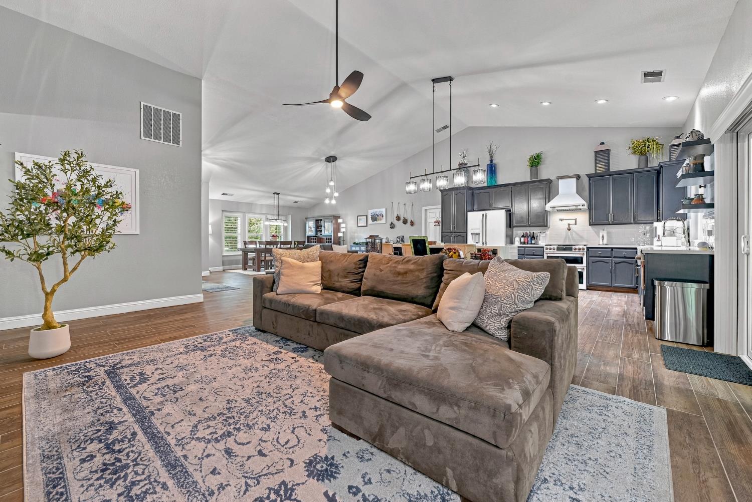 3247 Willow Run Dr, Merced, CA 95340