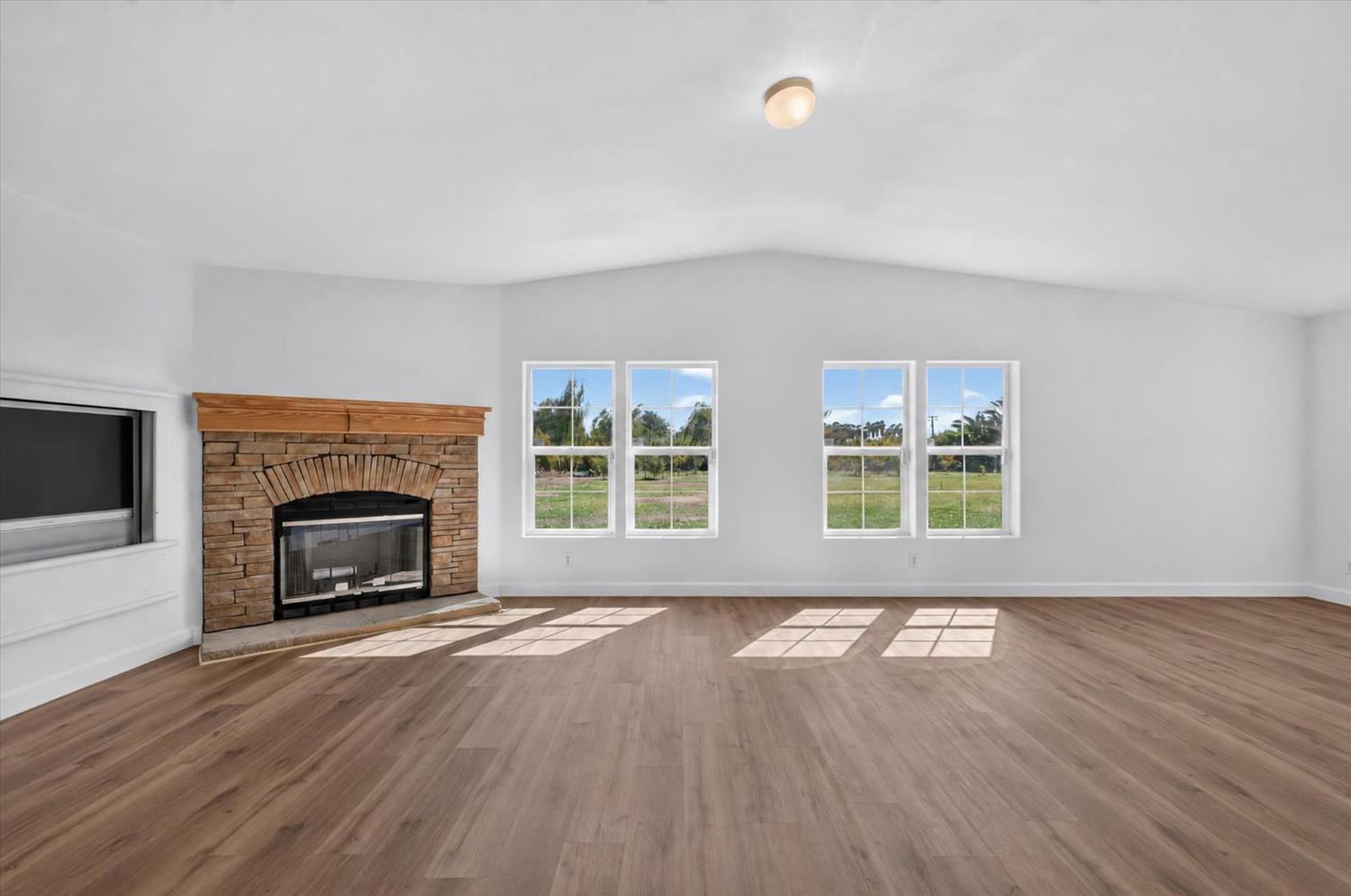 15556 Sycamore Ave, Patterson, CA 95363