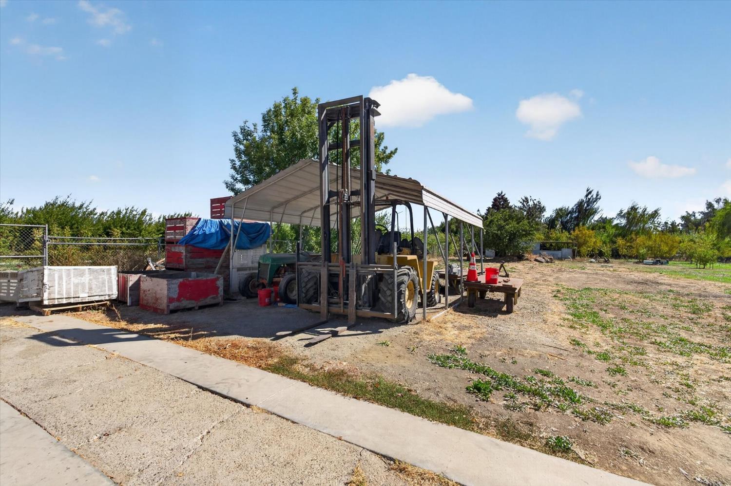 15556 Sycamore Ave, Patterson, CA 95363