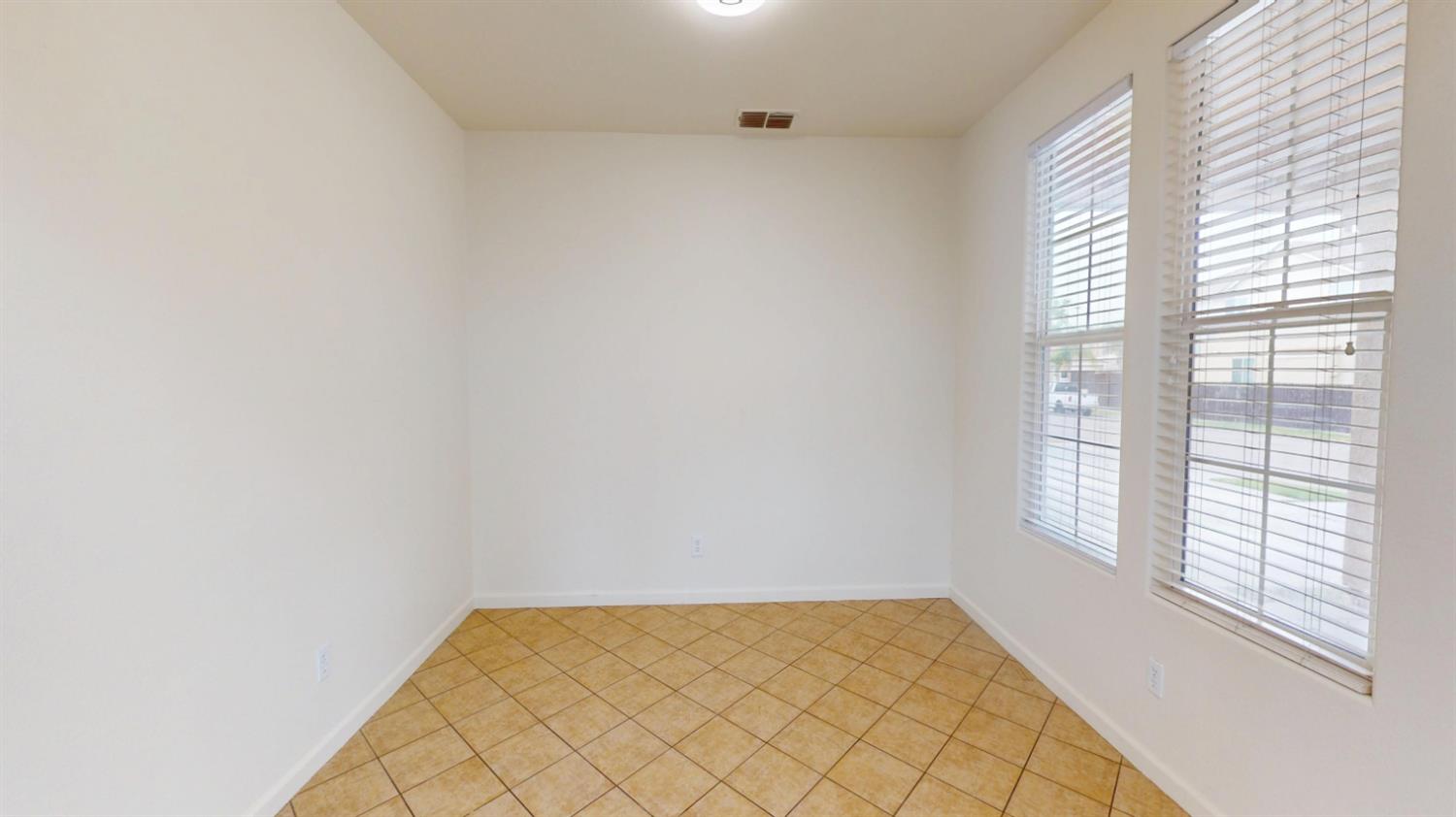 2555 S Lind Ave, Fresno, CA 93725