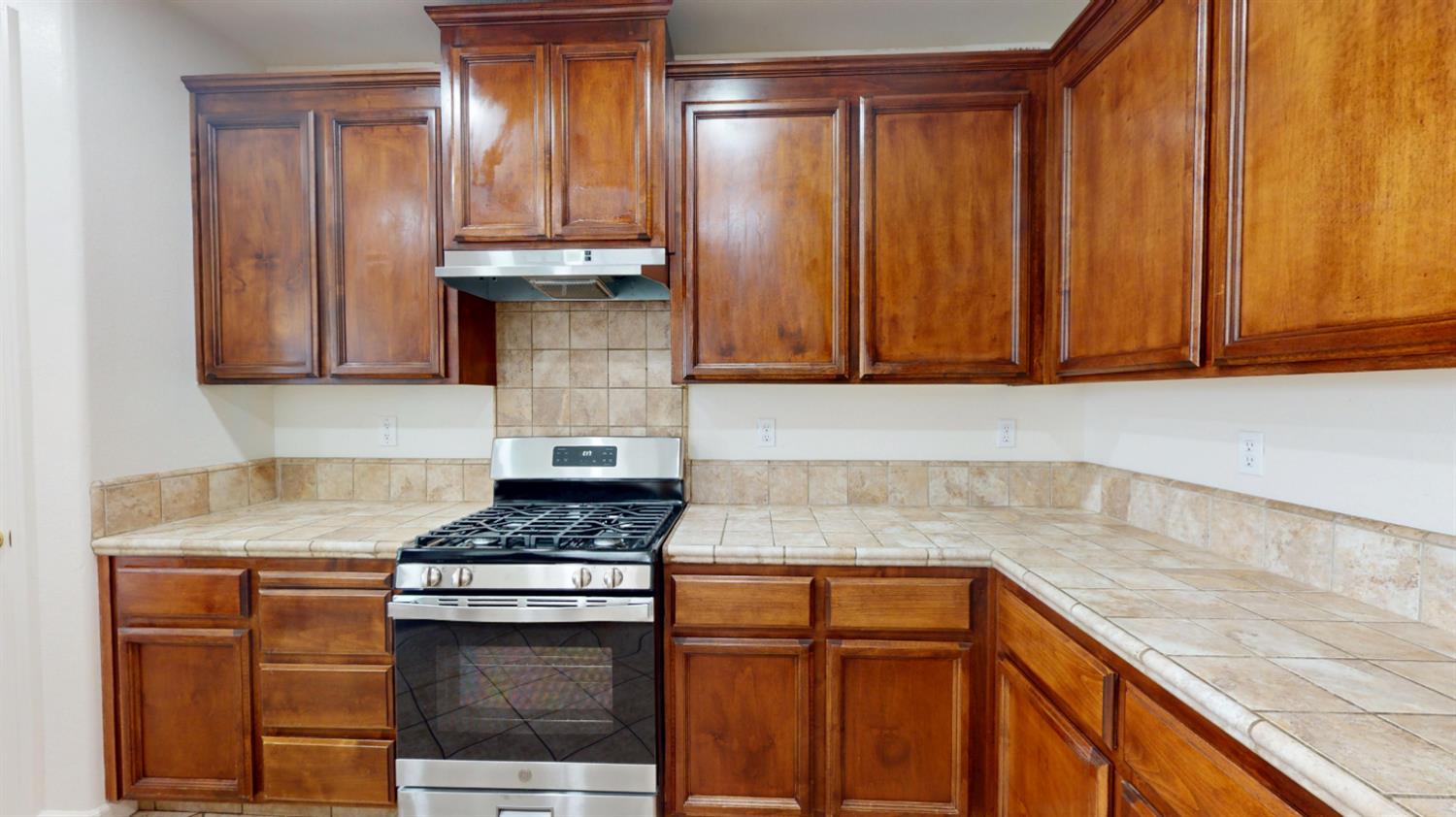 2555 S Lind Ave, Fresno, CA 93725
