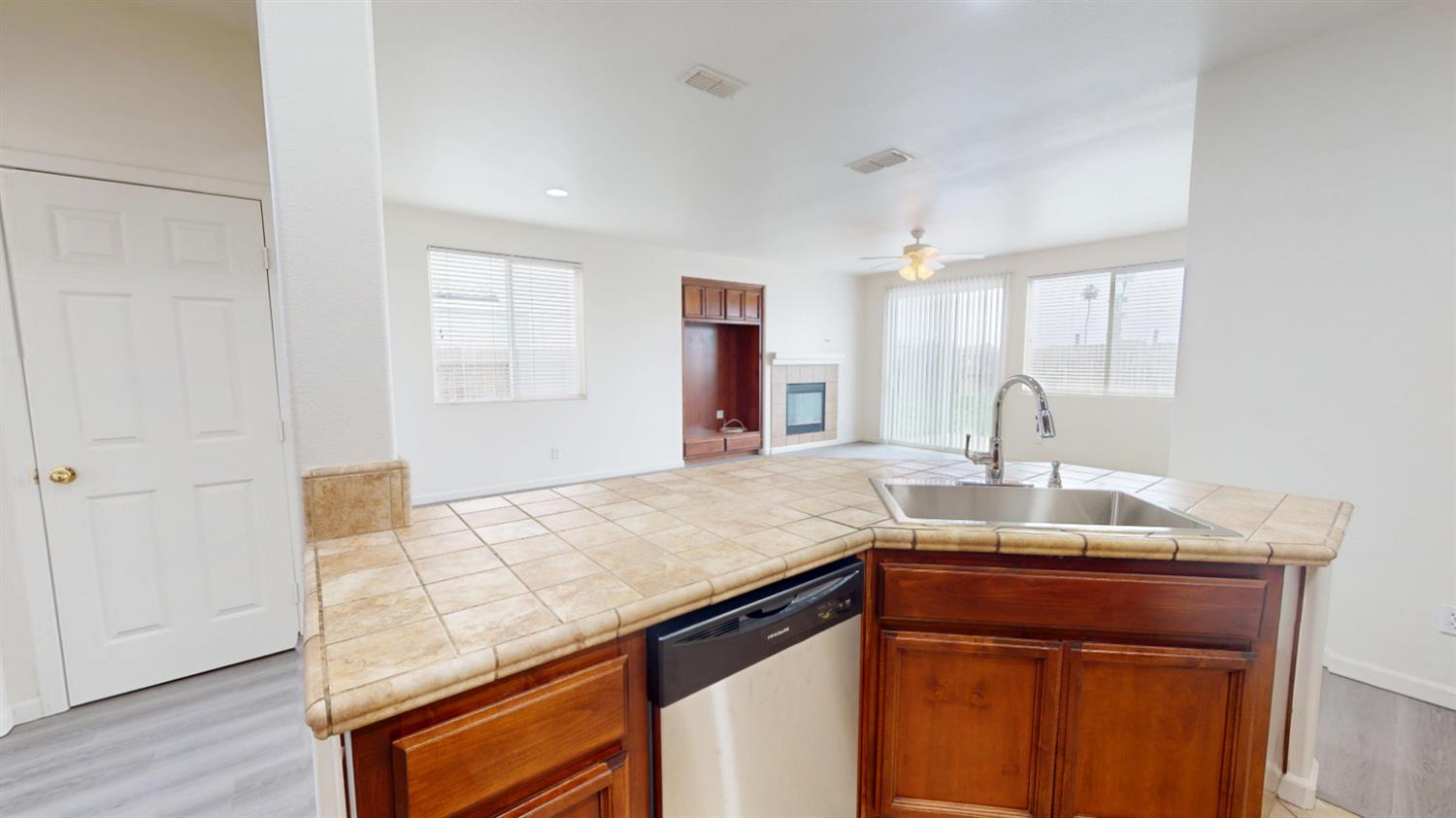 2555 S Lind Ave, Fresno, CA 93725