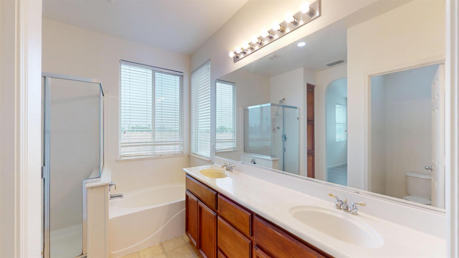 2555 S Lind Ave, Fresno, CA 93725