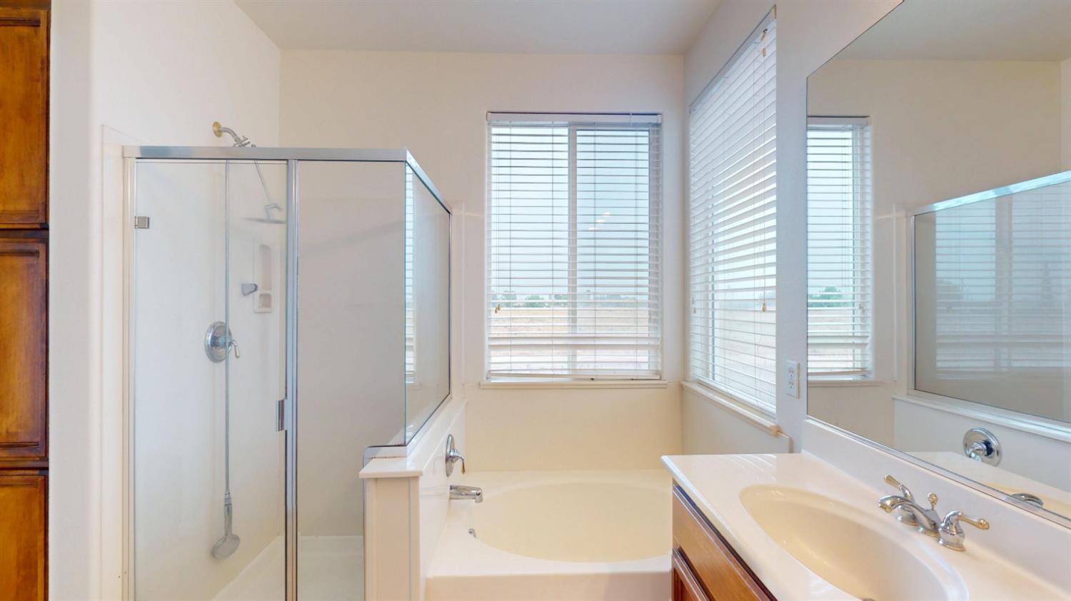 2555 S Lind Ave, Fresno, CA 93725