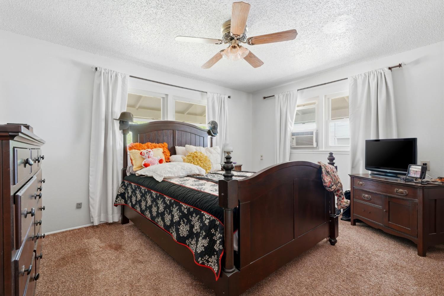 5308 E Mount Whitney Ave, Laton, CA 93242