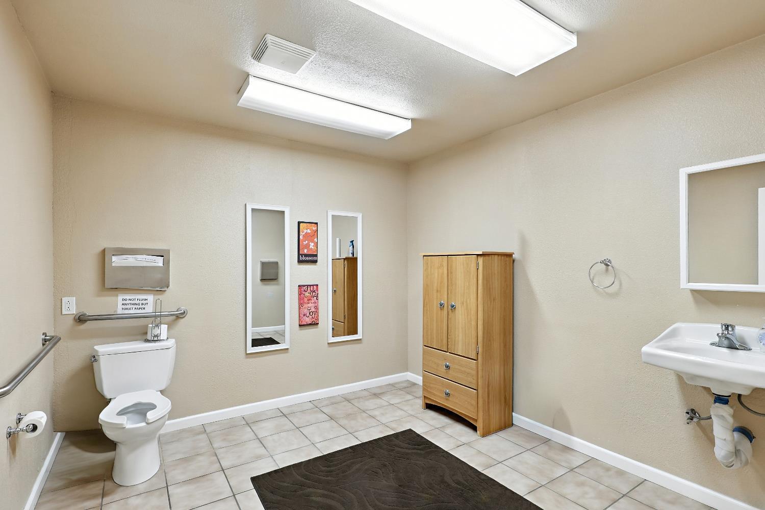 216 Robertson Blvd #B, Chowchilla, CA 93610