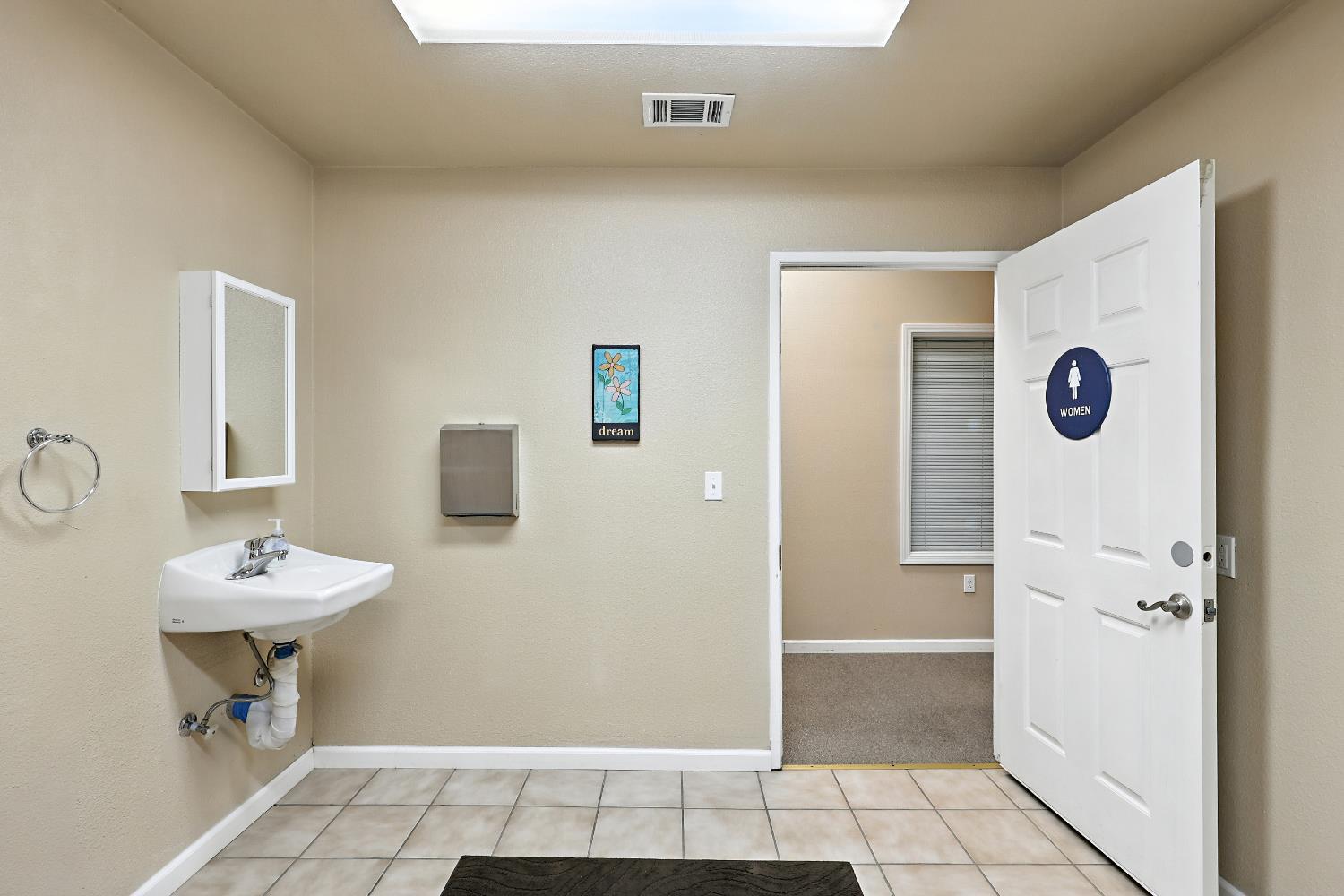 216 Robertson Blvd #B, Chowchilla, CA 93610