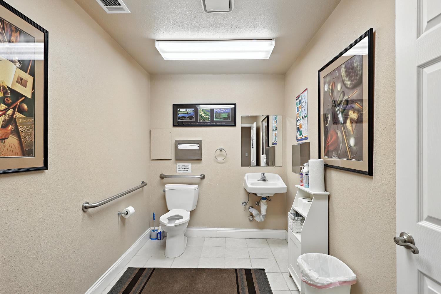 216 Robertson Blvd #B, Chowchilla, CA 93610