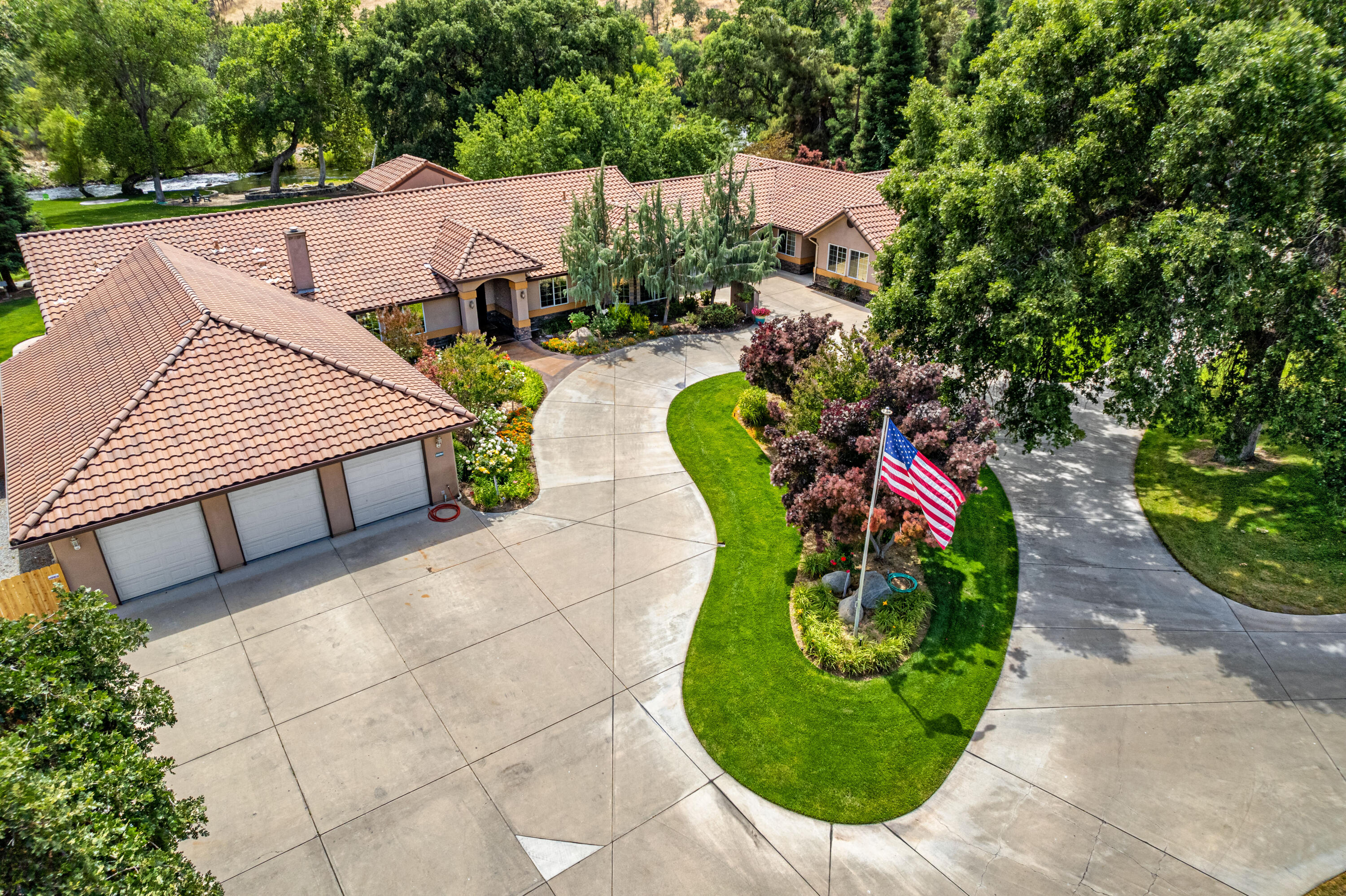 40863 Sierra Dr #D, Three Rivers, CA 93271