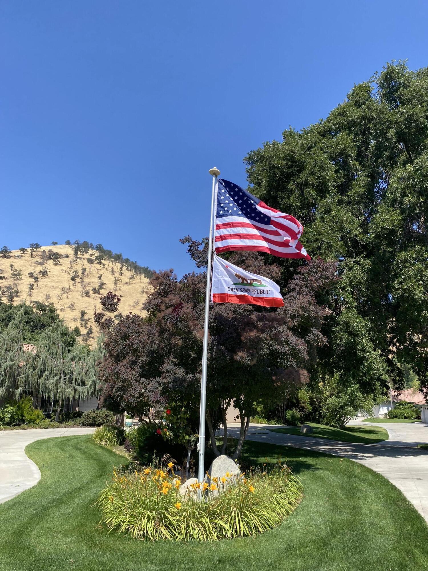 40863 Sierra Dr #D, Three Rivers, CA 93271