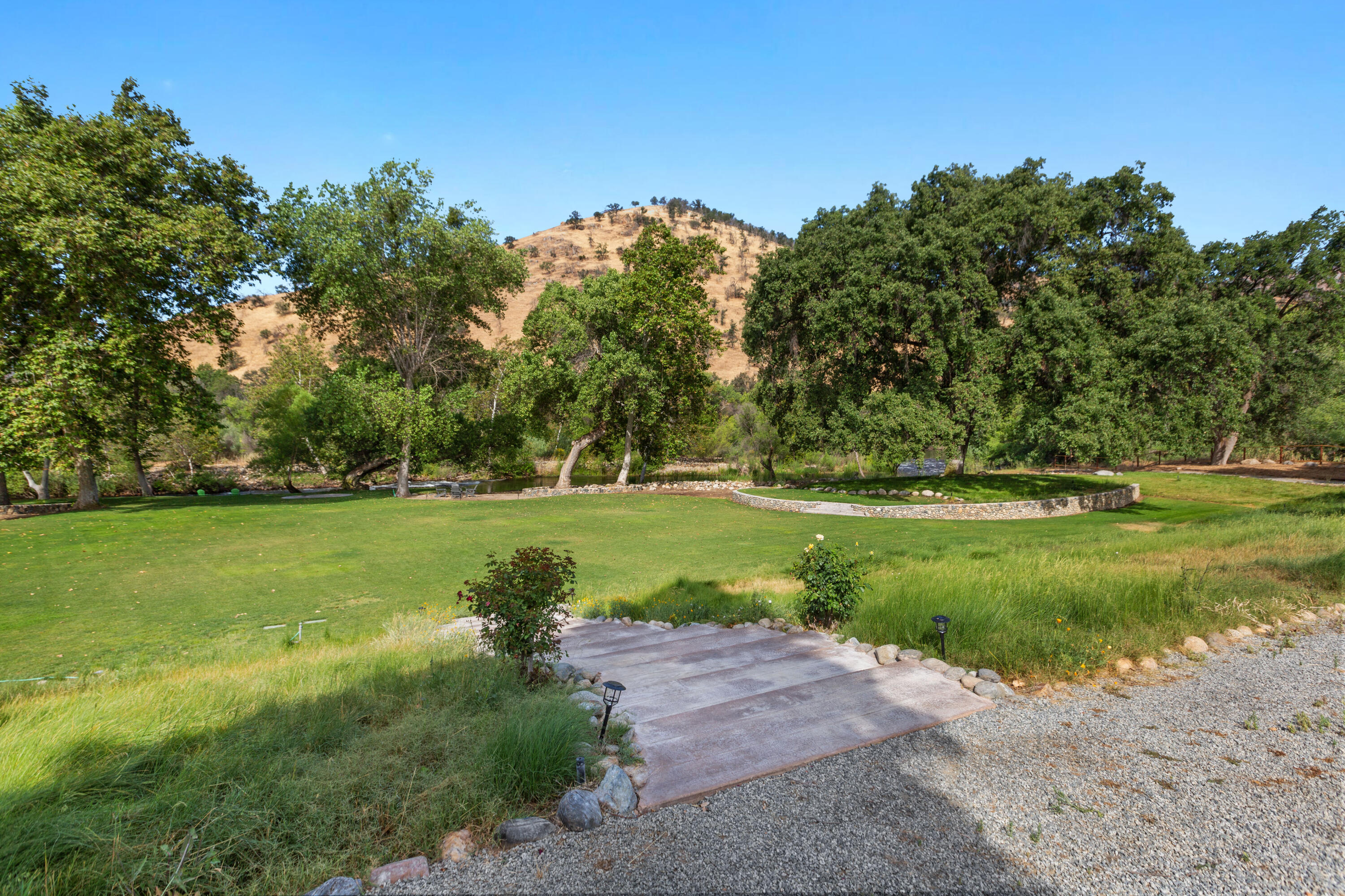 40863 Sierra Dr #D, Three Rivers, CA 93271