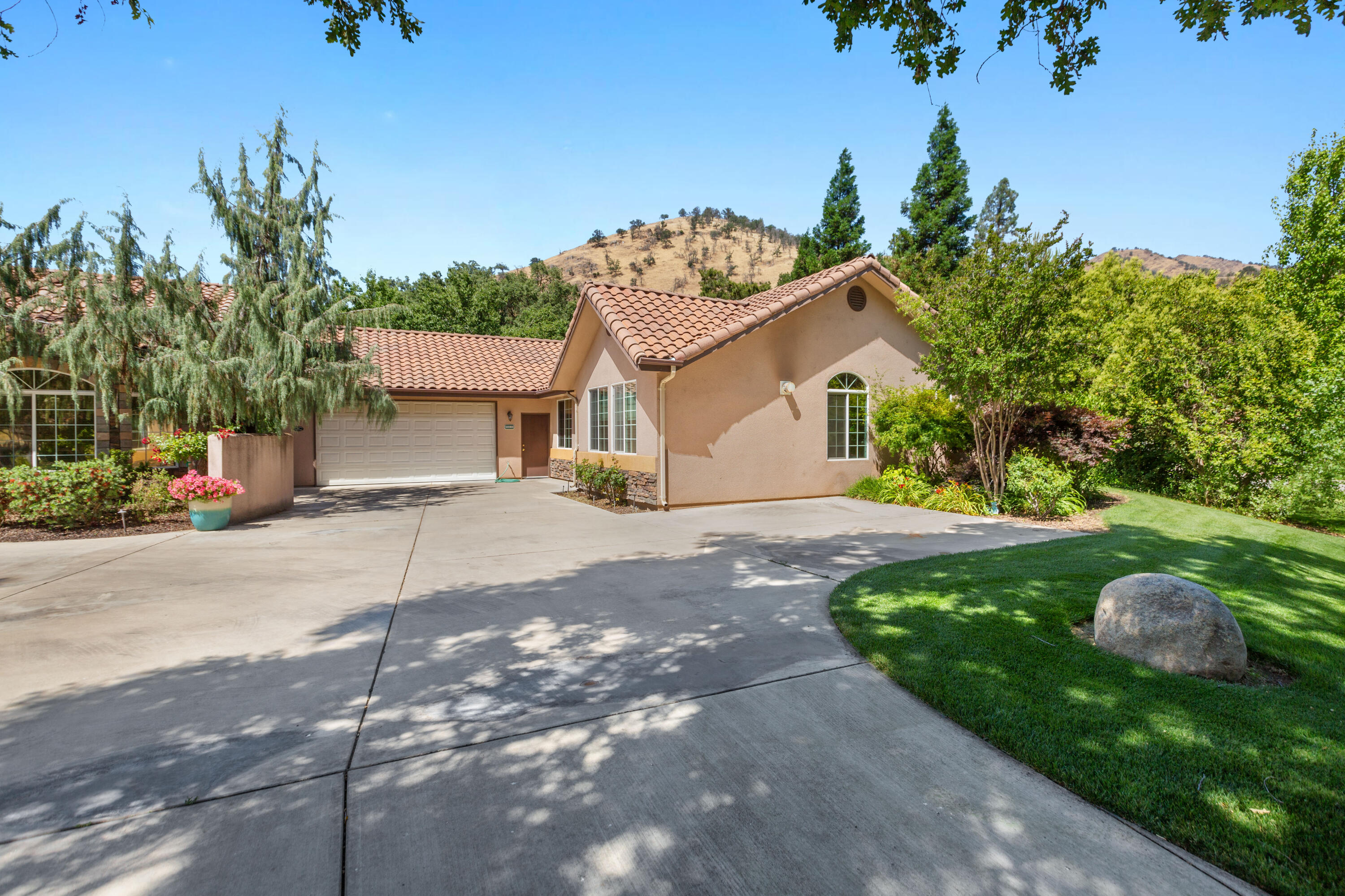 40863 Sierra Dr #D, Three Rivers, CA 93271