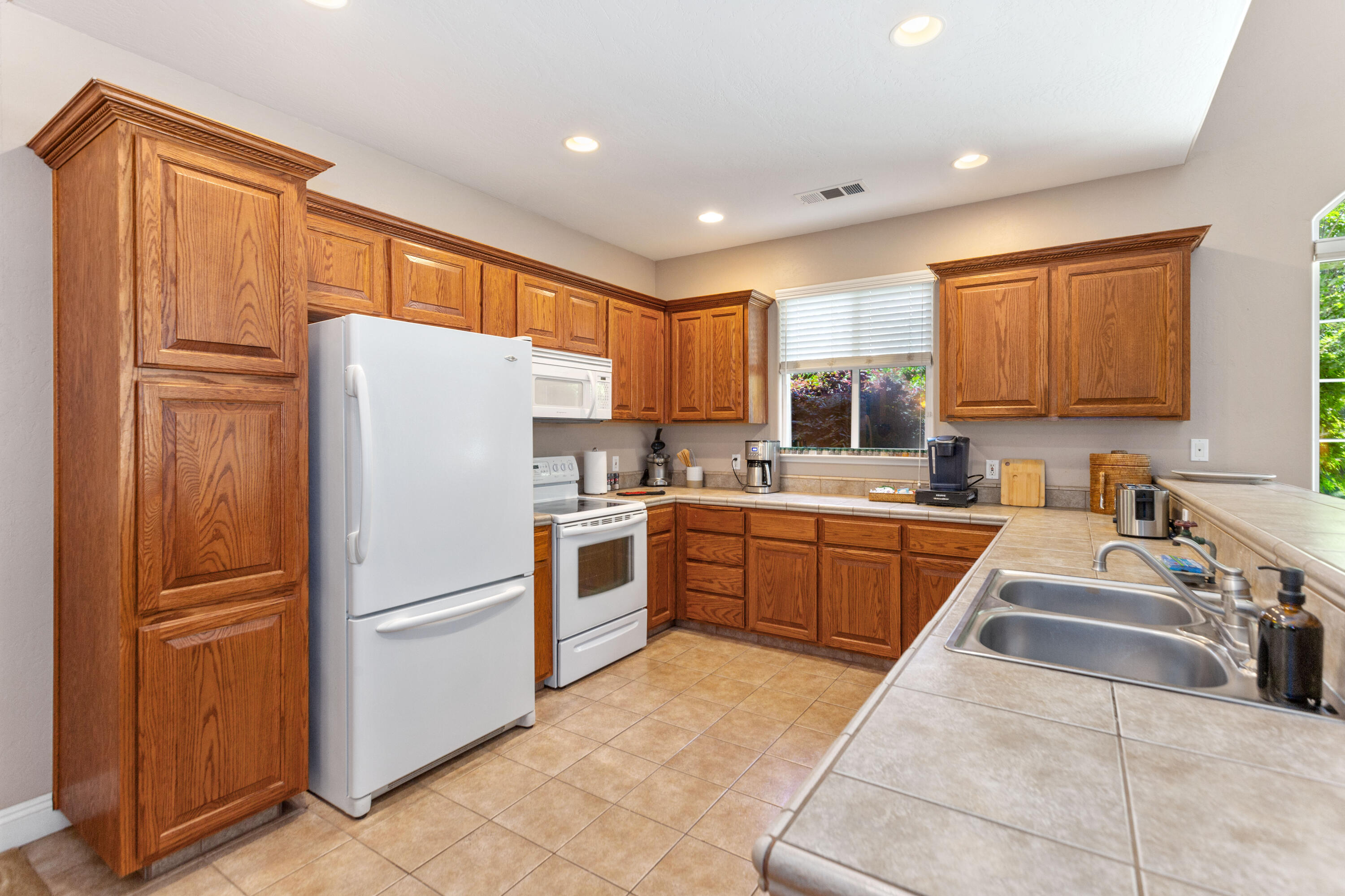 40863 Sierra Dr #D, Three Rivers, CA 93271