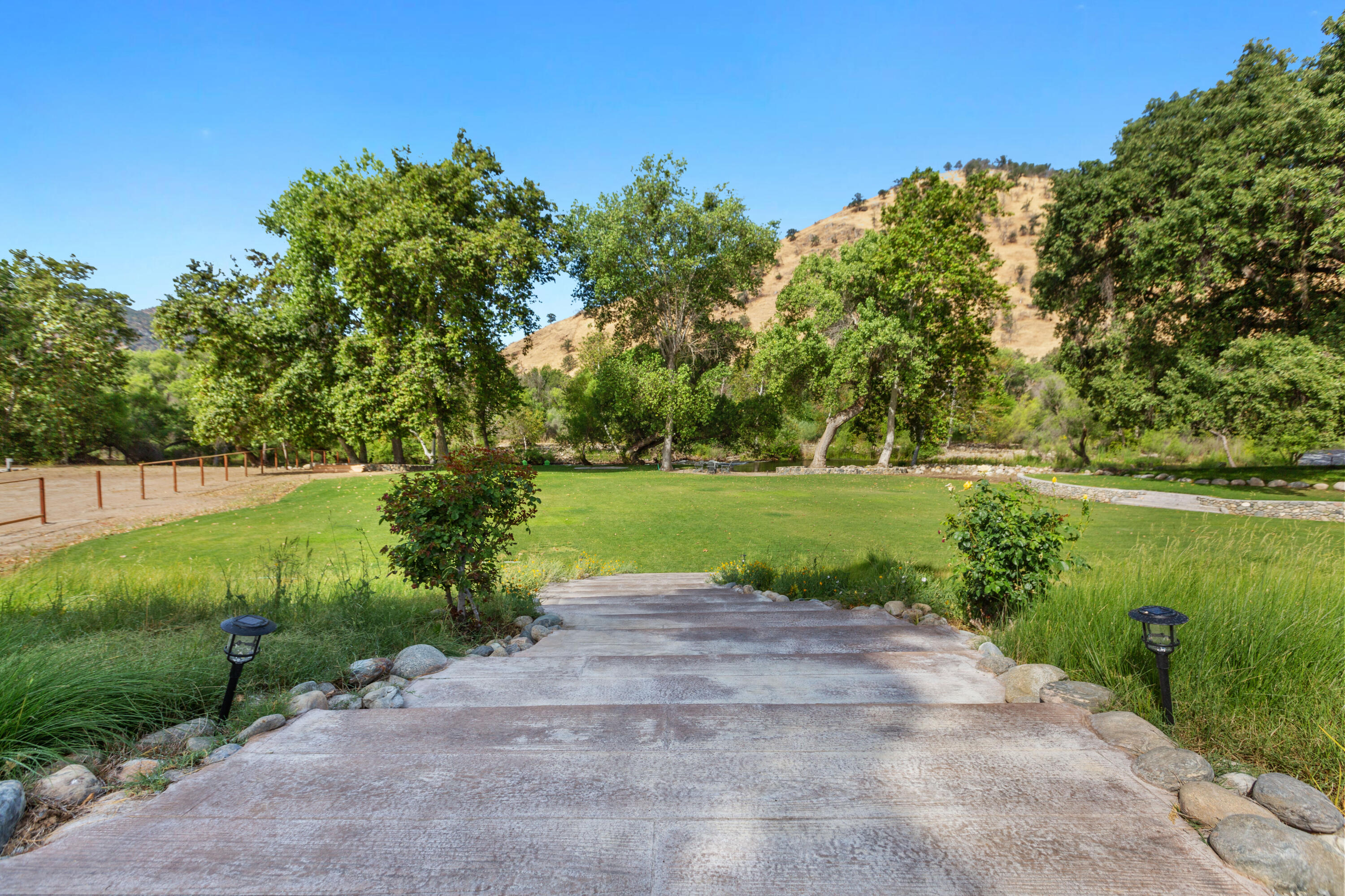 40863 Sierra Dr #D, Three Rivers, CA 93271