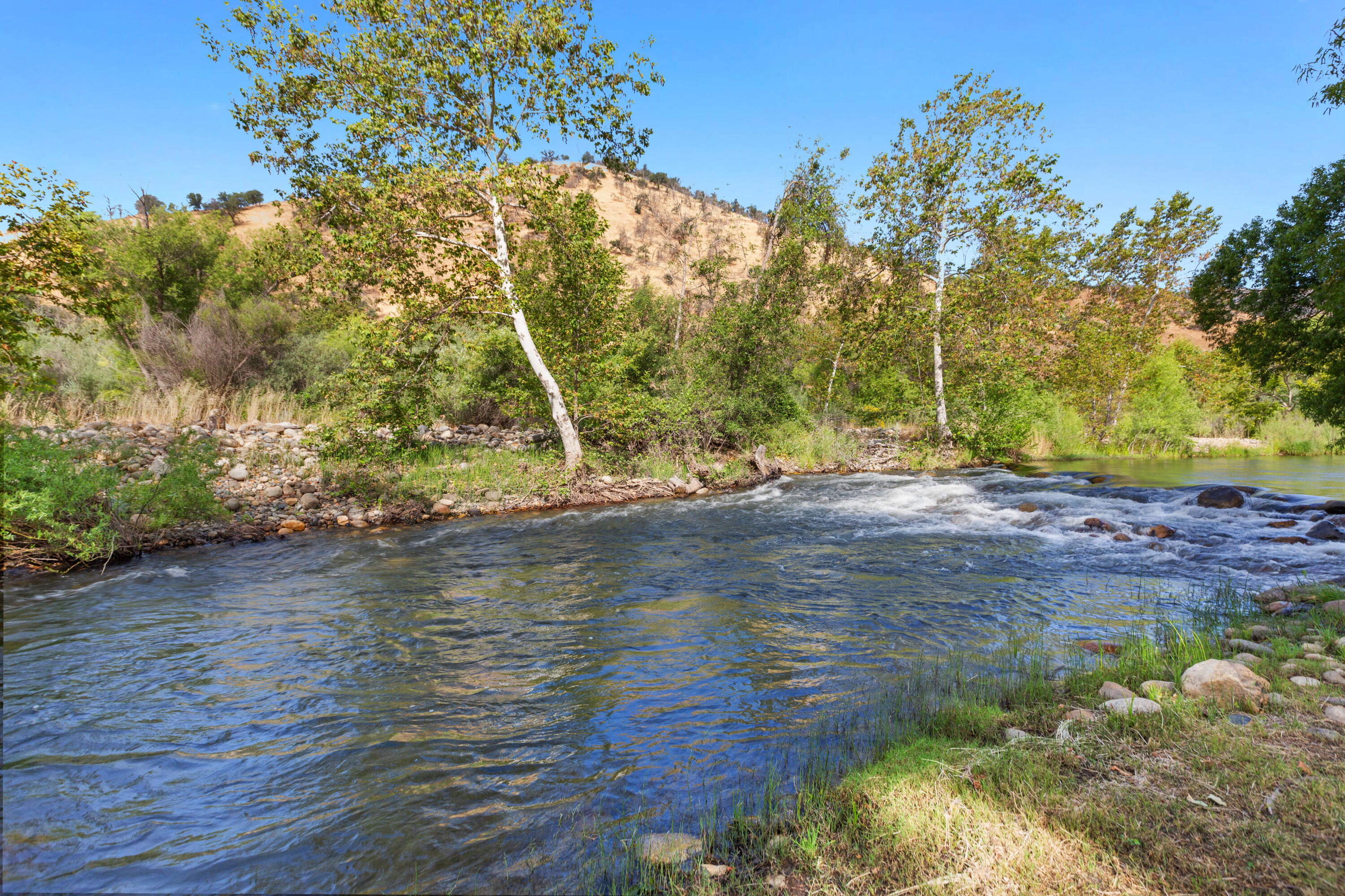 40863 Sierra Dr #D, Three Rivers, CA 93271