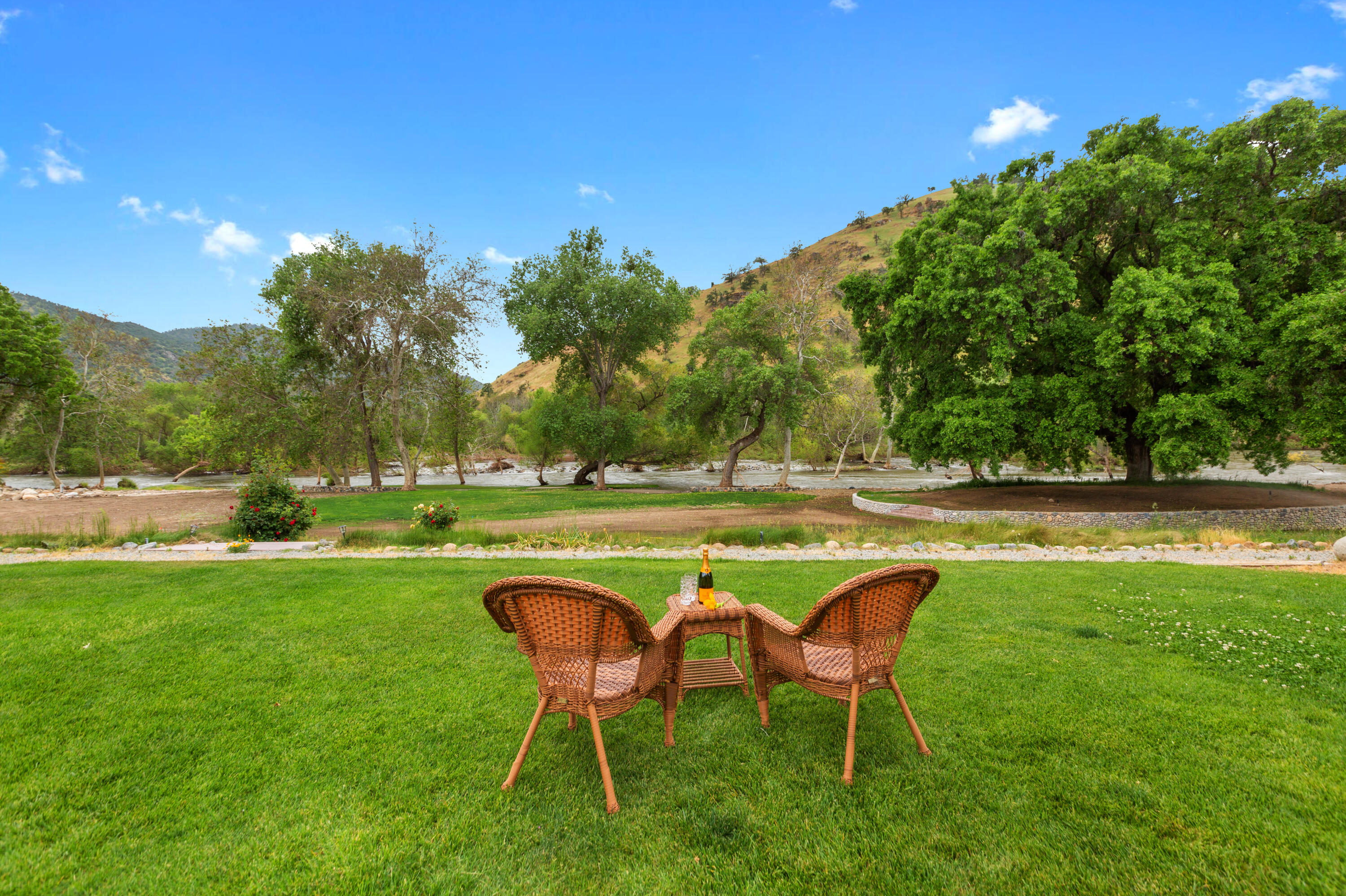 40863 Sierra Dr #D, Three Rivers, CA 93271