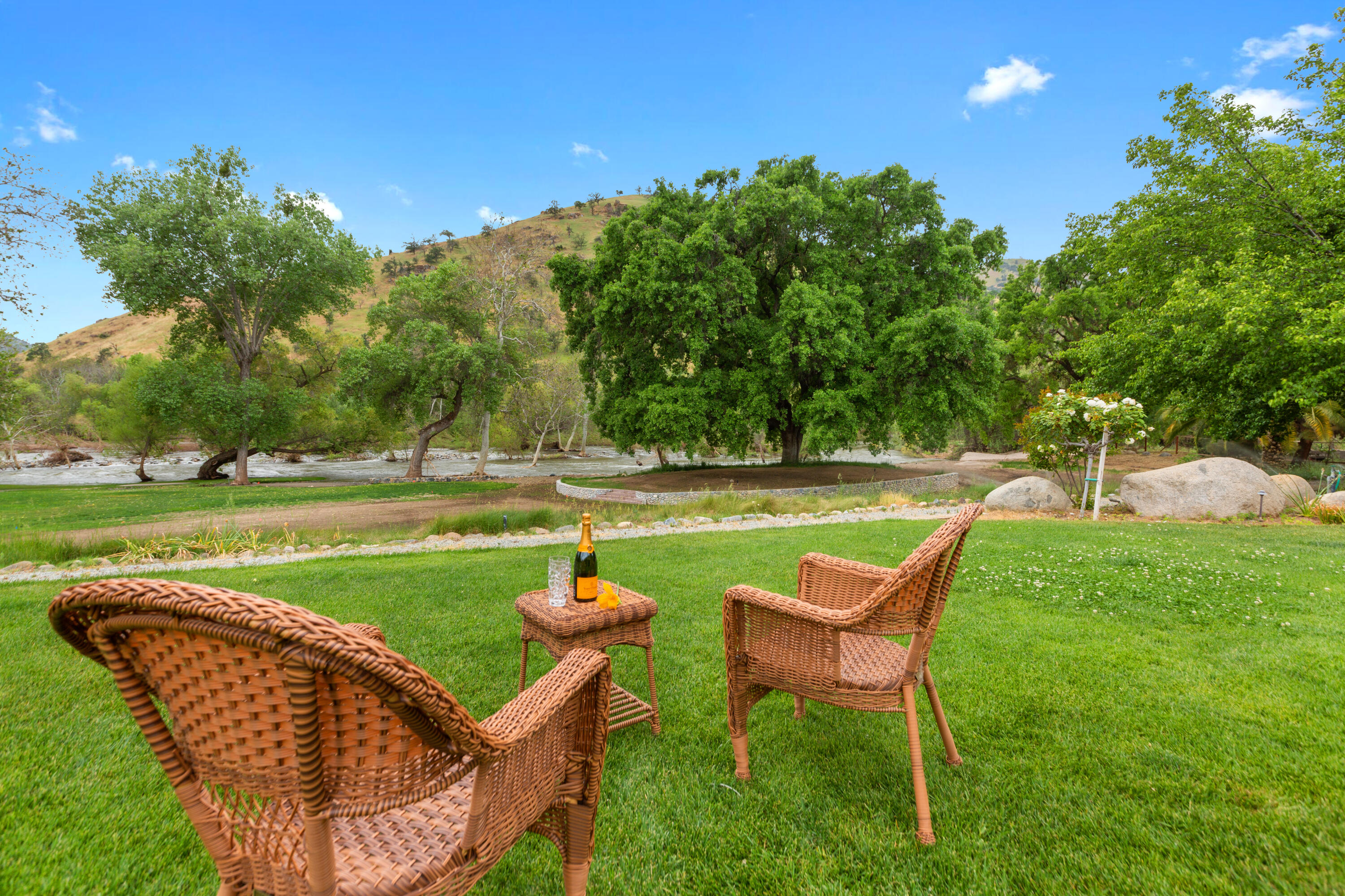 40863 Sierra Dr #D, Three Rivers, CA 93271