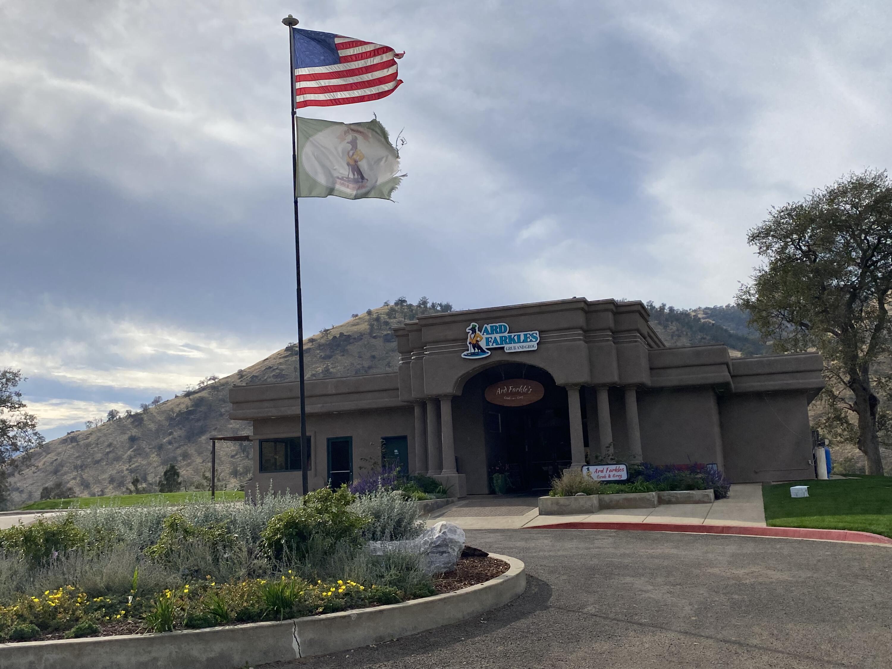 40863 Sierra Dr #D, Three Rivers, CA 93271