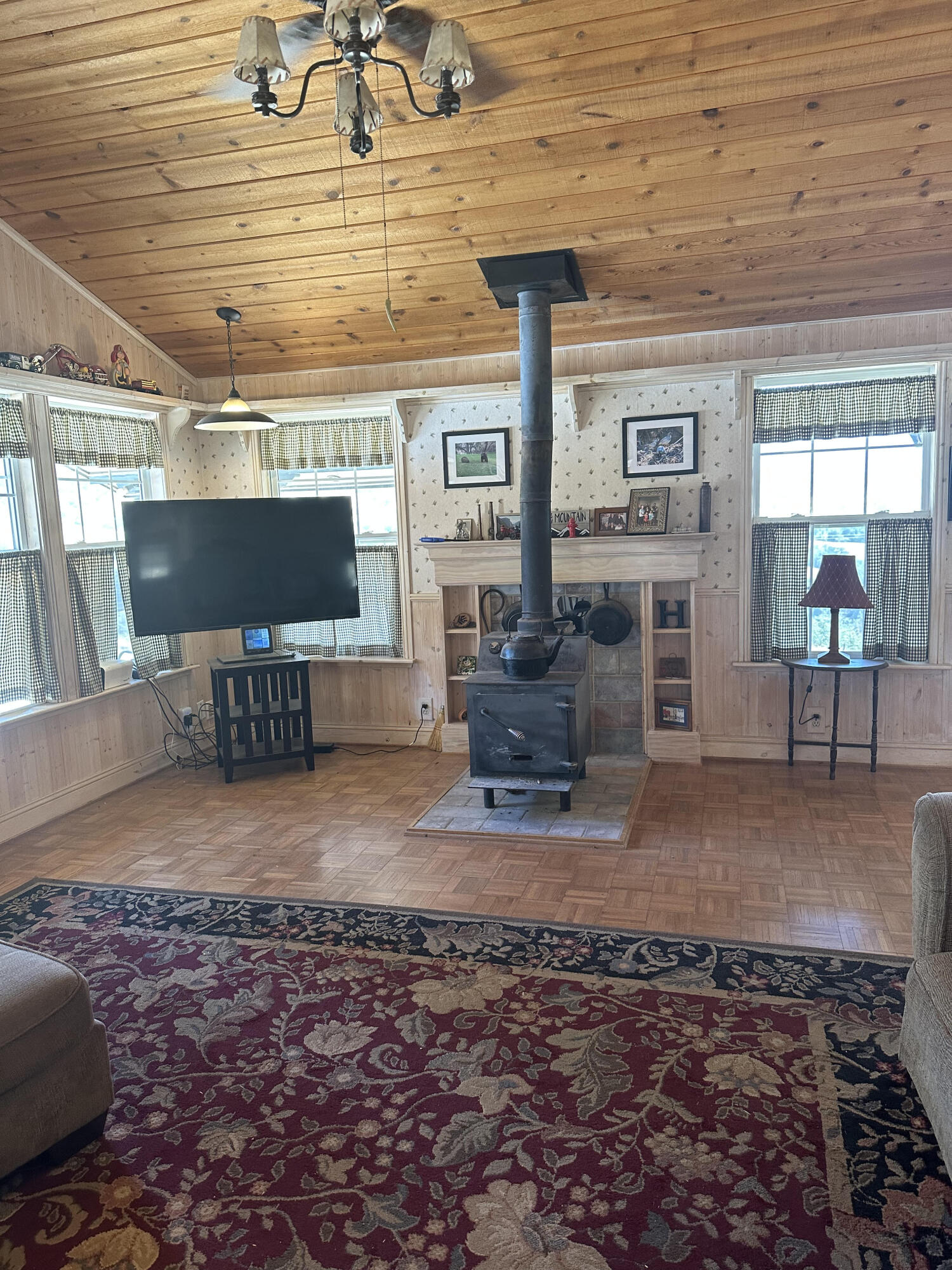 51083 Whitaker Forest Rd, Badger, CA 93603