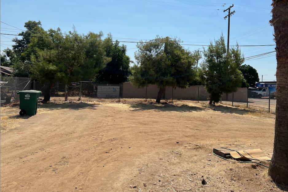 536 5th St, Orange Cove, CA 93646