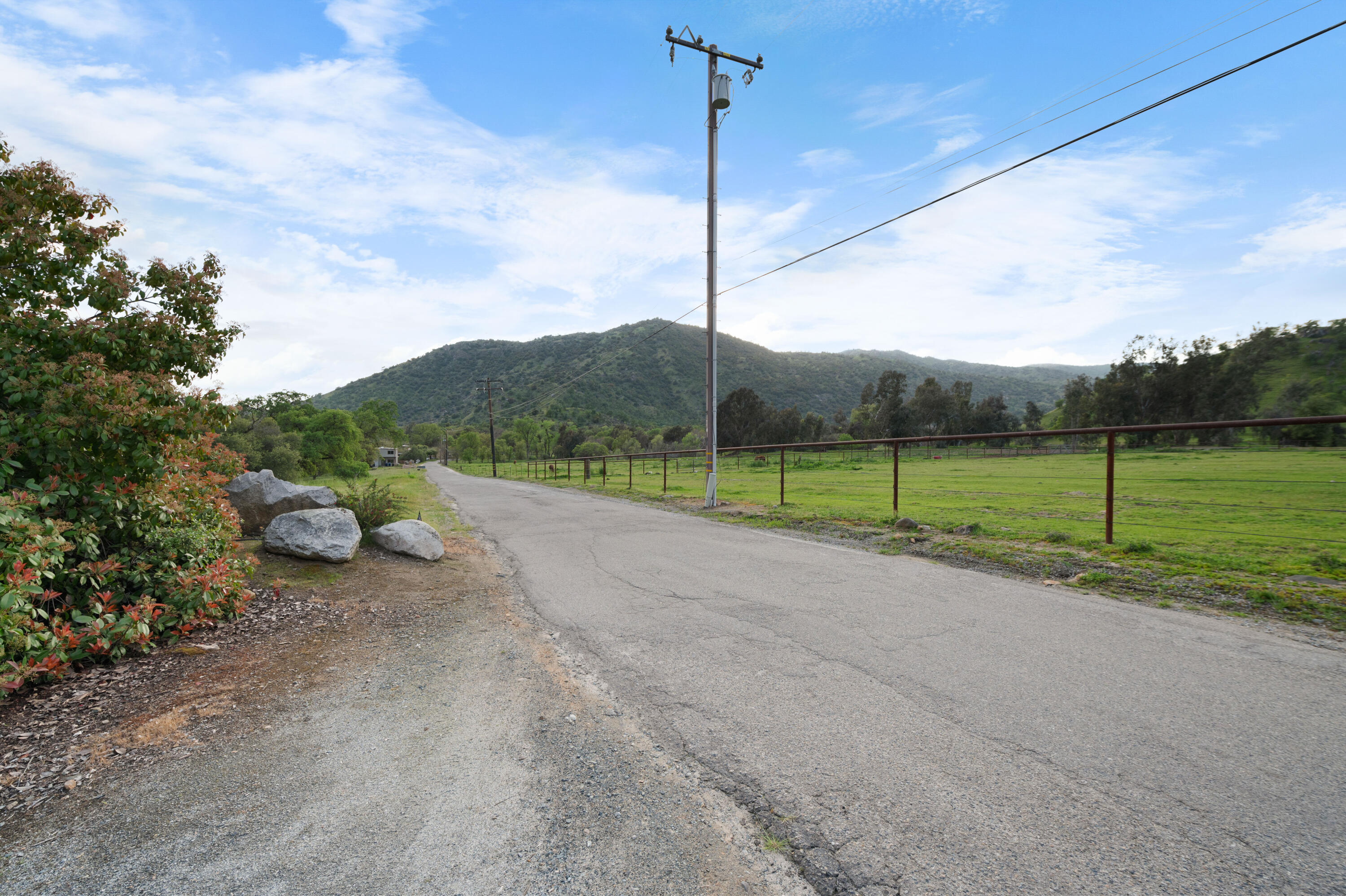 42440 Kaweah River Dr, Three Rivers, CA 93271