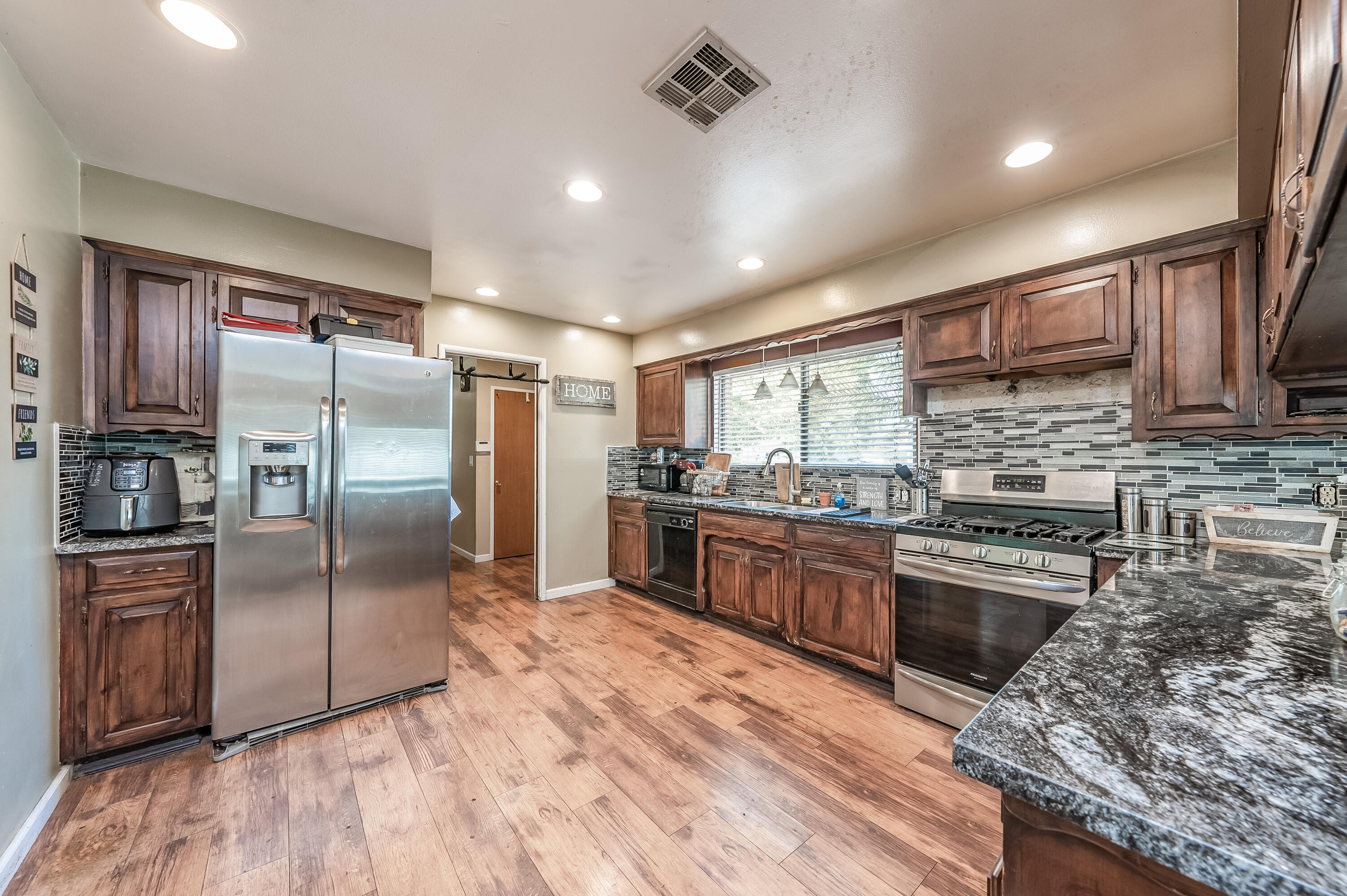 165 W Magnolia Ave, Hanford, CA 93230