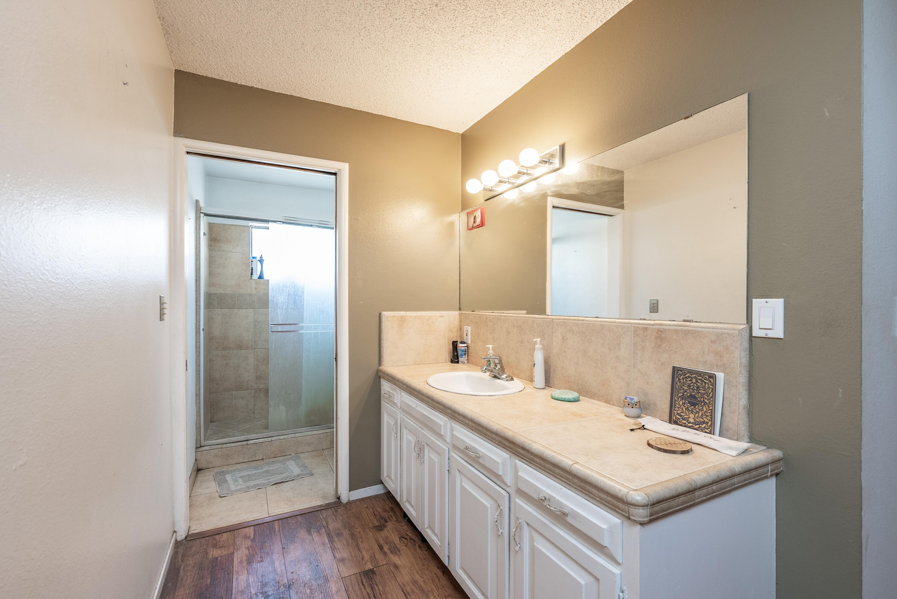 165 W Magnolia Ave, Hanford, CA 93230