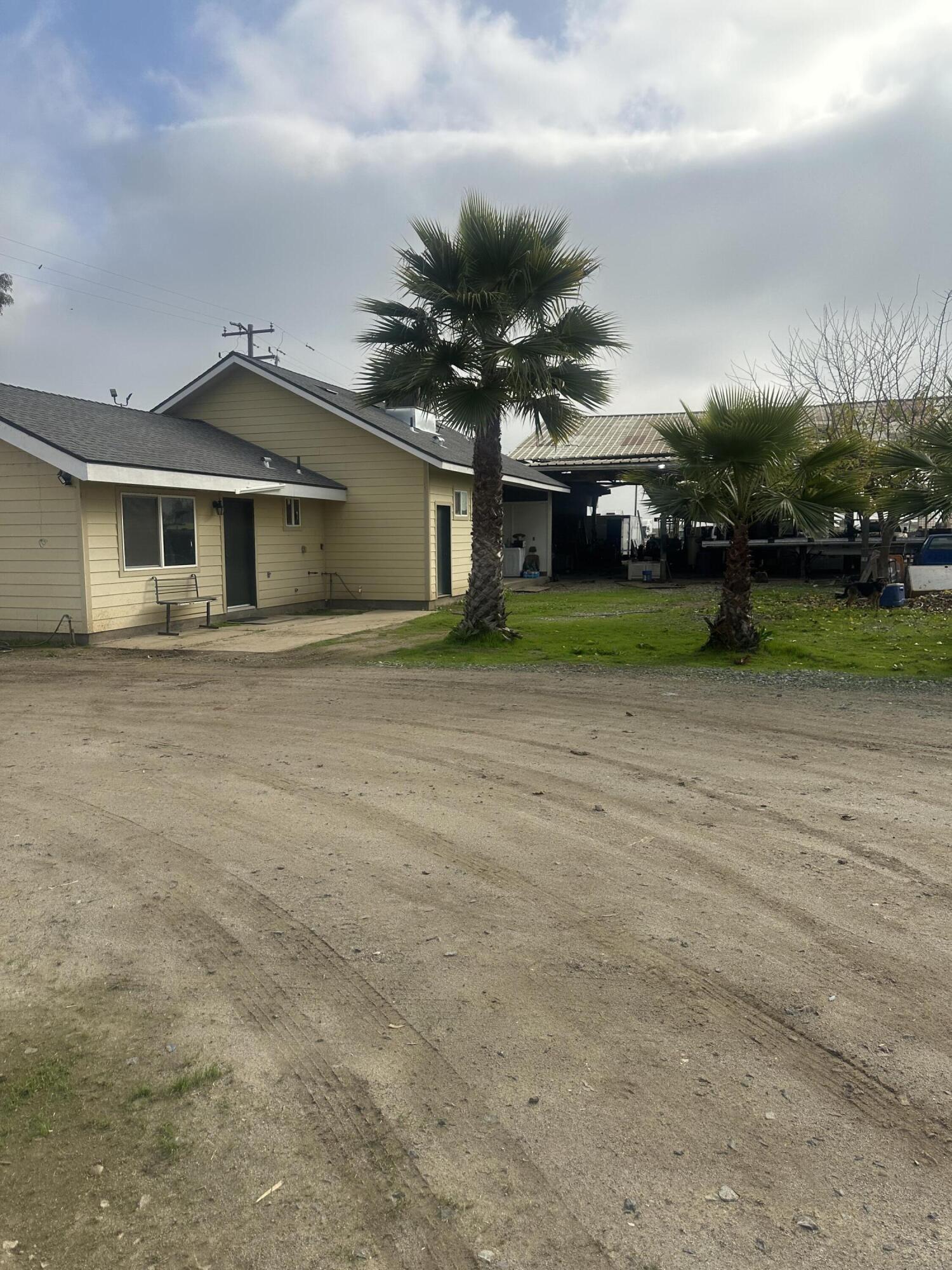 19049 Ave 242, Lindsay, CA 93247