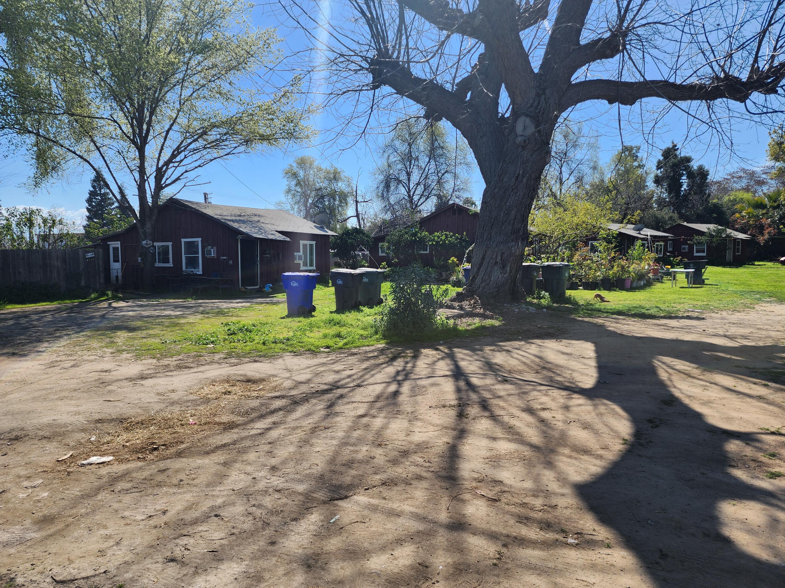 245 W Oakland St, Farmersville, CA 93223