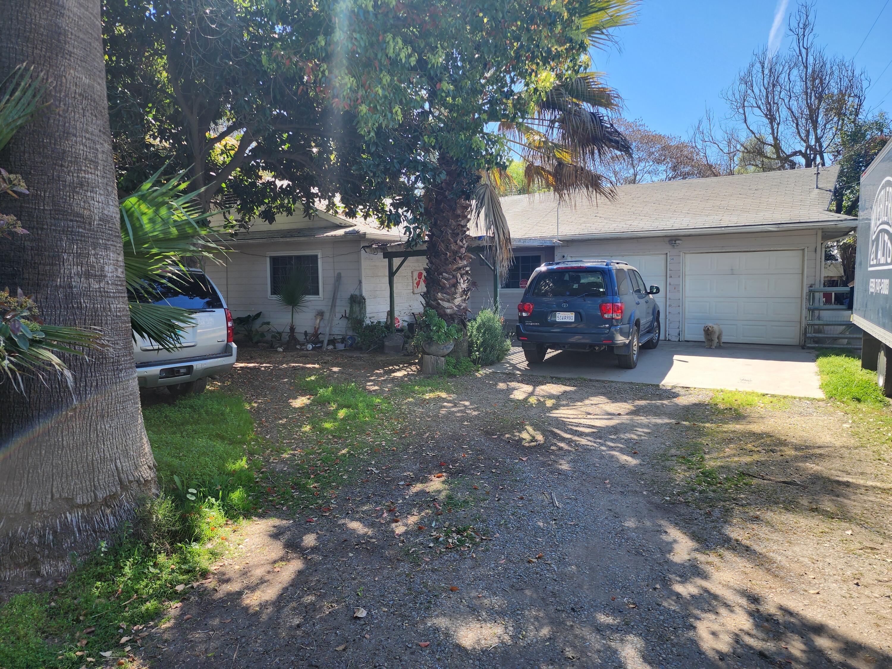245 W Oakland St, Farmersville, CA 93223