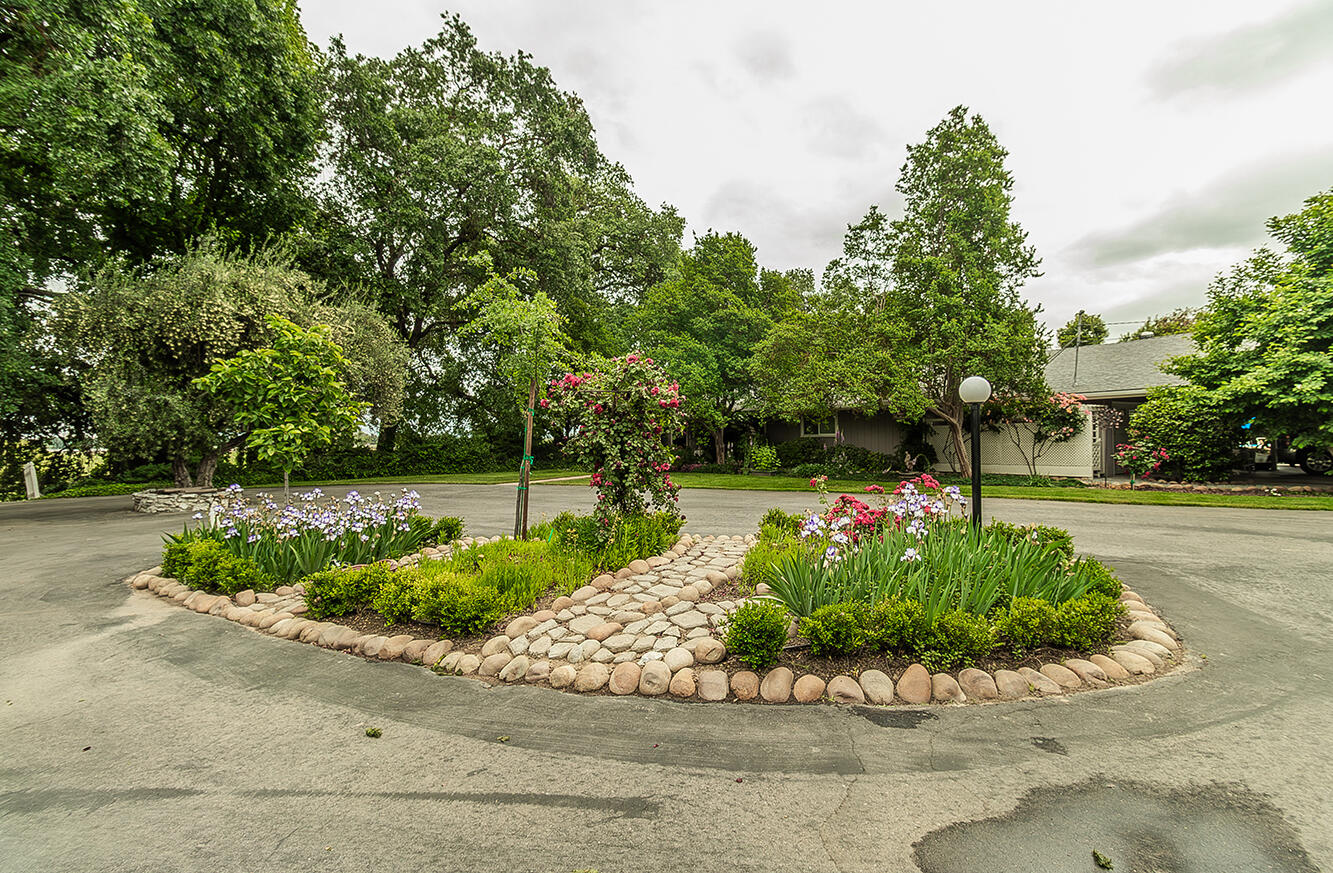 3670 S Newmark Ave, Sanger, CA 93657