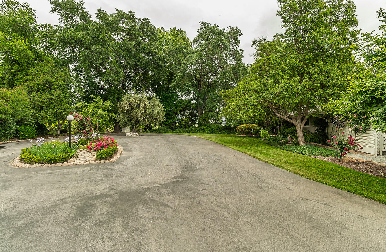 3670 S Newmark Ave, Sanger, CA 93657