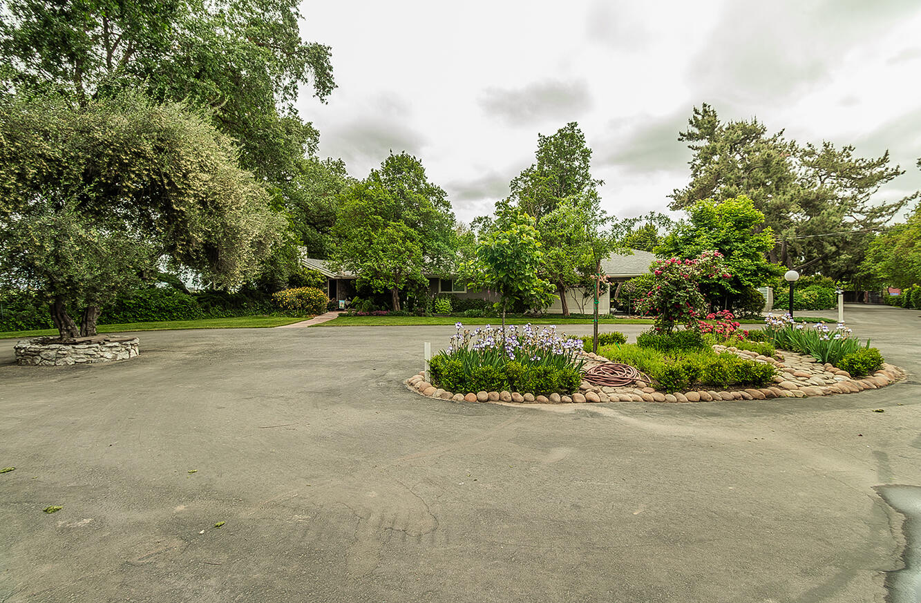 3670 S Newmark Ave, Sanger, CA 93657